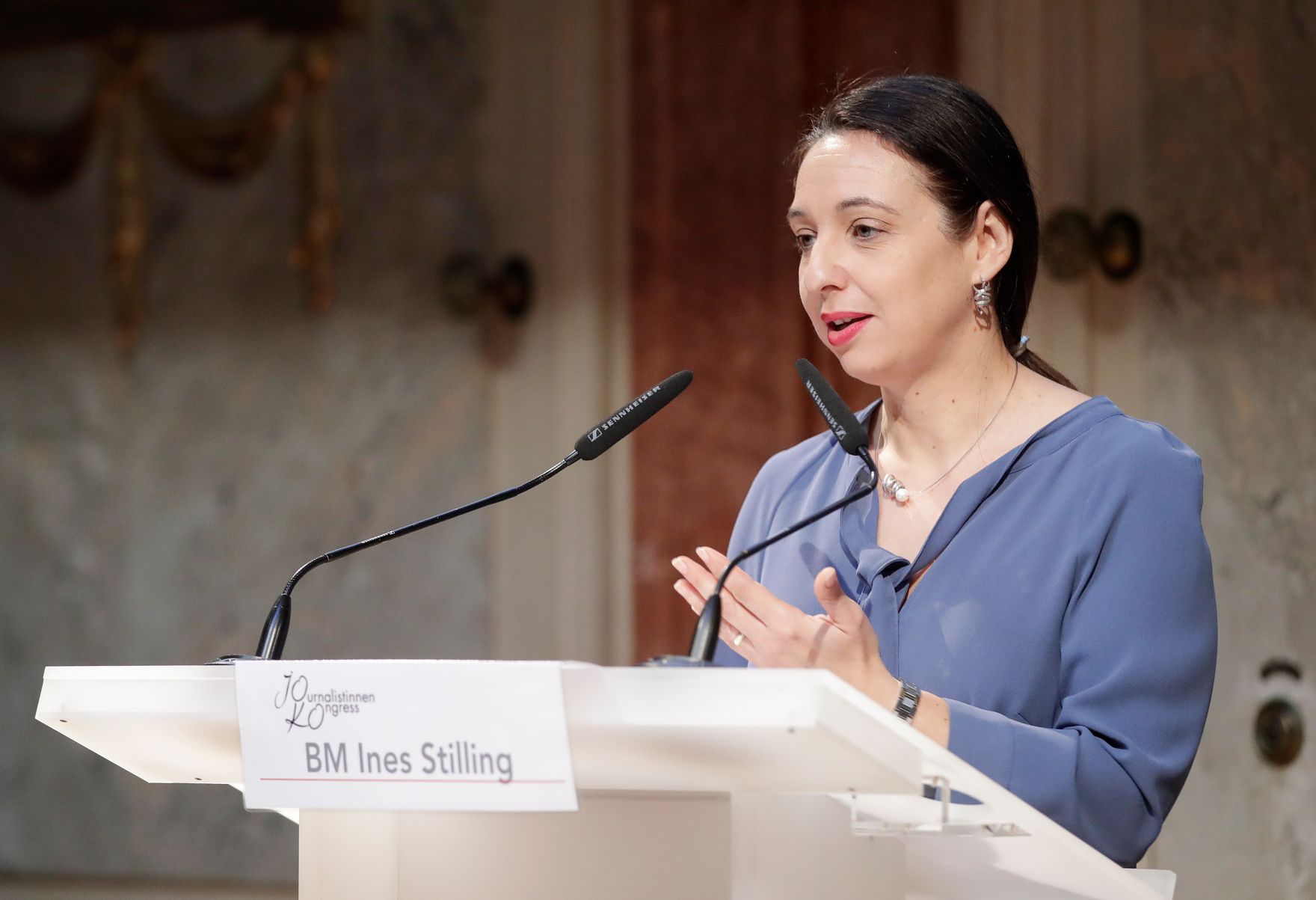 Am 6. November 2019 er&ouml;ffnete Bundesministerin Ines Stilling (im Bild) den 21. Journalistinnenkongress im Haus der Industrie.