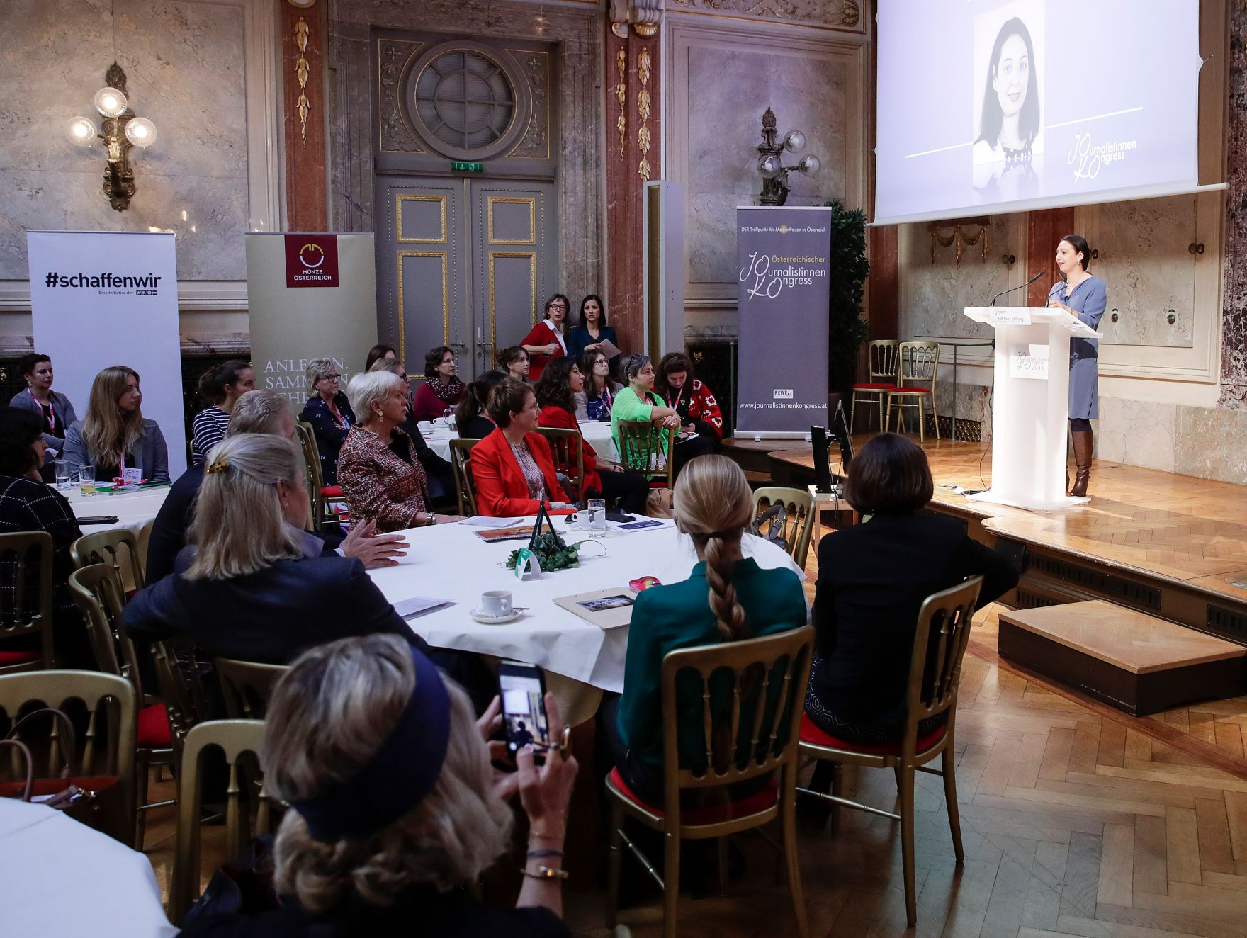 Am 6. November 2019 er&ouml;ffnete Bundesministerin Ines Stilling den 21. Journalistinnenkongress im Haus der Industrie.