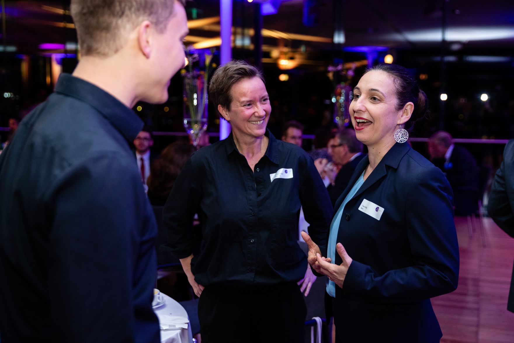 Am 7. November 2019 &uuml;berreichte Bundesministerin Ines Stilling (r.) im Rahmen der Verleihung des Meritus-Awards den Preis in der Kategorie Gro&szlig;betriebe an die Erste Group.