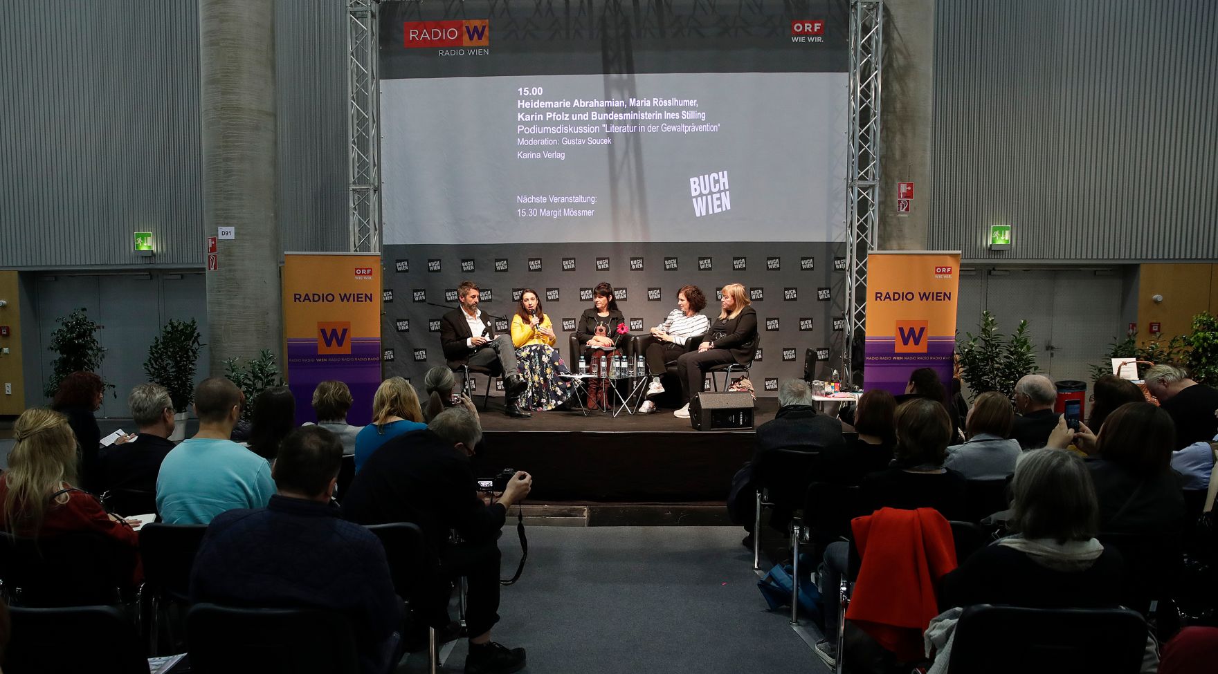 Am 8. November 2019 nahm Bundesministerin Ines Stilling (im Bild) im Rahmen der Buch Wien an der Podiumsdiskussion &bdquo;Literatur in der Gewaltpr&auml;vention&ldquo; teil.