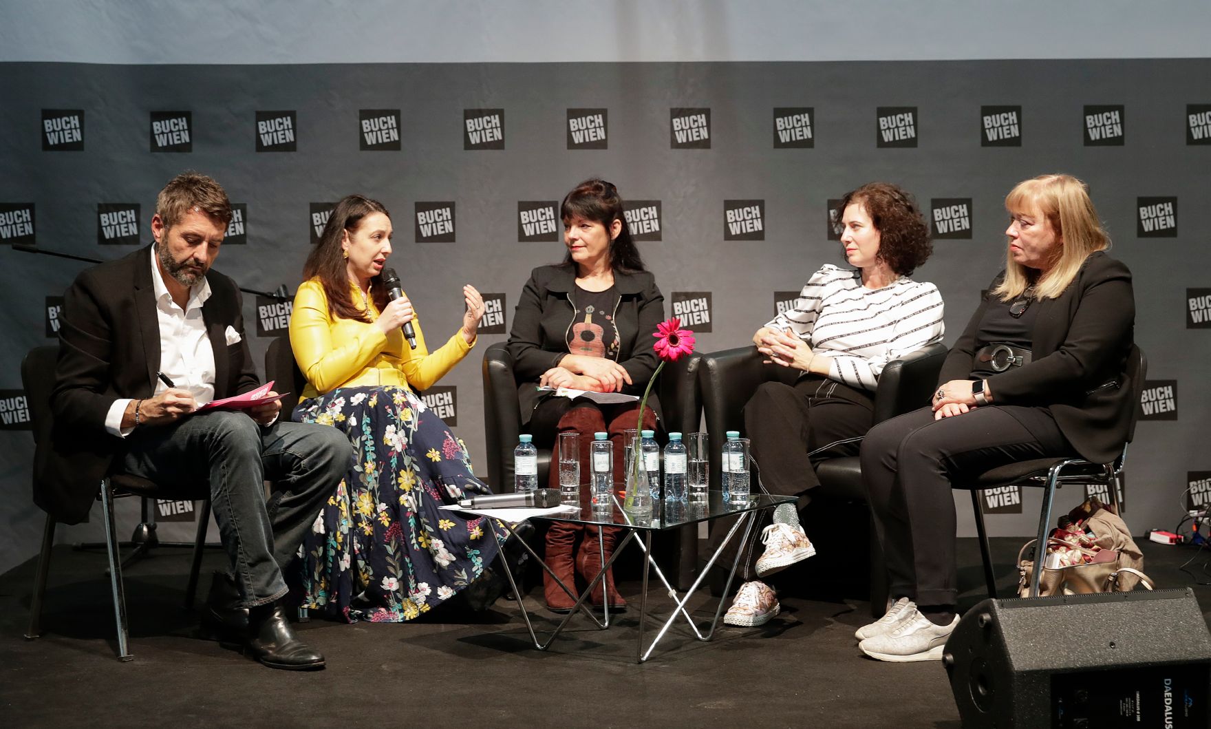 Am 8. November 2019 nahm Bundesministerin Ines Stilling (im Bild) im Rahmen der Buch Wien an der Podiumsdiskussion &bdquo;Literatur in der Gewaltpr&auml;vention&ldquo; teil.