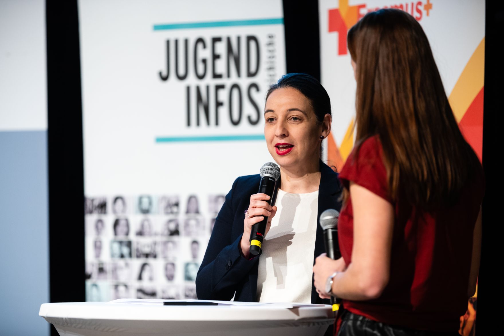 Am 12. November 2019 hat Bundesministerin Ines Stilling (l.) den &Ouml;sterreichischen Jugendpreis in der au&szlig;erschulischen Kinder- und Jugendarbeit verliehen. Der Jugendpreis wurde in den Kategorien &bdquo;Europ&auml;ische Initiativen&ldquo;, &bdquo;Digitale Jugendarbeit&ldquo;, Nationale Jugendarbeit&ldquo;, &bdquo;Eure Projekte&ldquo; und &bdquo;Journalistische Leistungen im Interesse der Jugend&ldquo; vergeben.