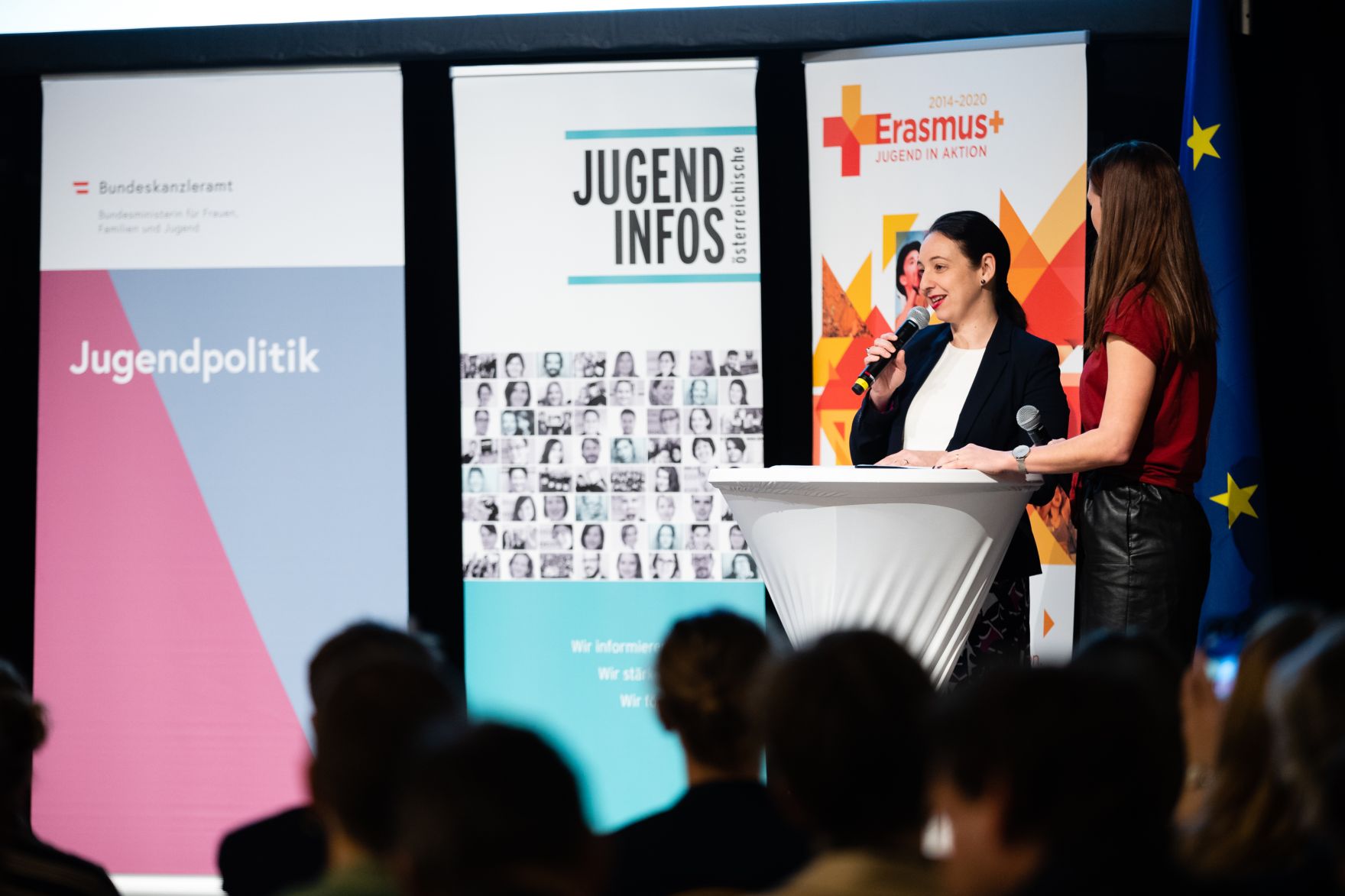Am 12. November 2019 hat Bundesministerin Ines Stilling (l.) den &Ouml;sterreichischen Jugendpreis in der au&szlig;erschulischen Kinder- und Jugendarbeit verliehen. Der Jugendpreis wurde in den Kategorien &bdquo;Europ&auml;ische Initiativen&ldquo;, &bdquo;Digitale Jugendarbeit&ldquo;, Nationale Jugendarbeit&ldquo;, &bdquo;Eure Projekte&ldquo; und &bdquo;Journalistische Leistungen im Interesse der Jugend&ldquo; vergeben.