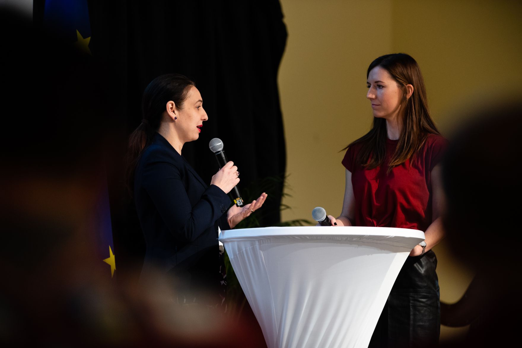 Am 12. November 2019 hat Bundesministerin Ines Stilling (l.) den &Ouml;sterreichischen Jugendpreis in der au&szlig;erschulischen Kinder- und Jugendarbeit verliehen. Der Jugendpreis wurde in den Kategorien &bdquo;Europ&auml;ische Initiativen&ldquo;, &bdquo;Digitale Jugendarbeit&ldquo;, Nationale Jugendarbeit&ldquo;, &bdquo;Eure Projekte&ldquo; und &bdquo;Journalistische Leistungen im Interesse der Jugend&ldquo; vergeben.