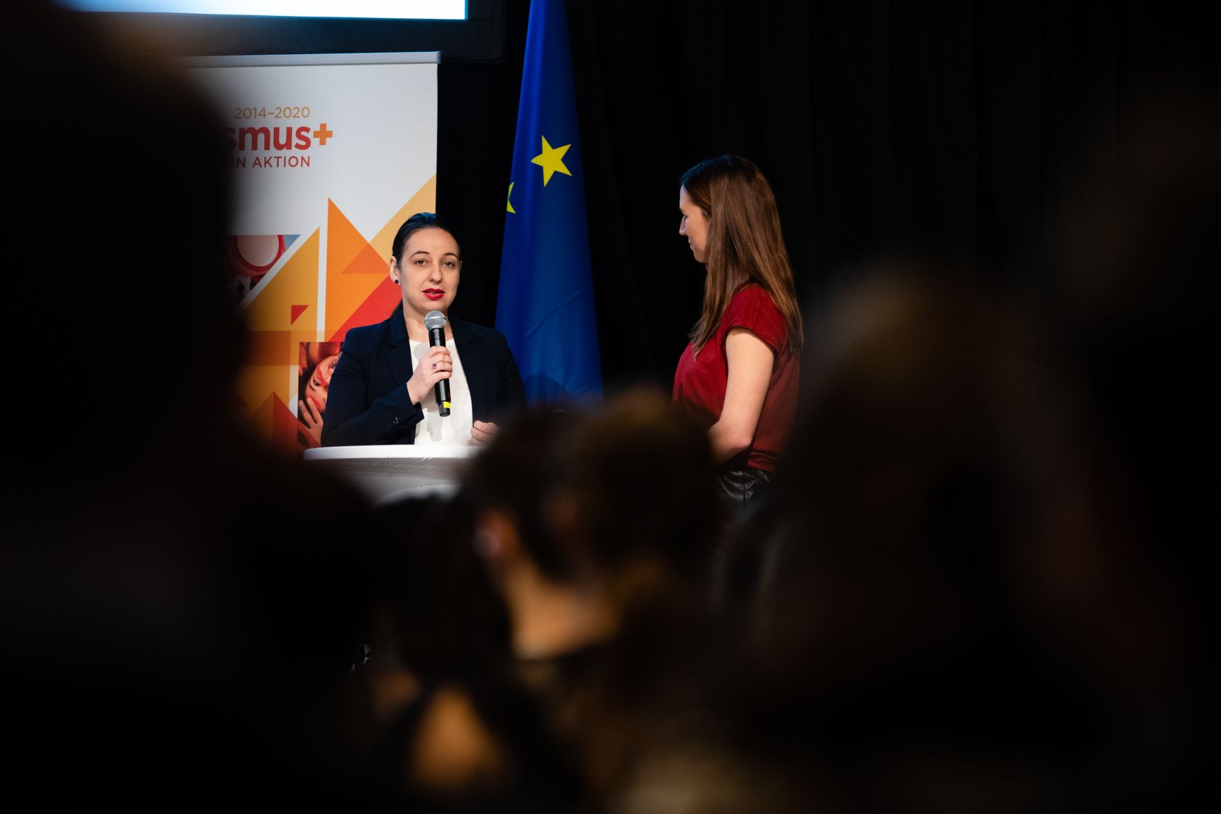 Am 12. November 2019 hat Bundesministerin Ines Stilling (l.) den &Ouml;sterreichischen Jugendpreis in der au&szlig;erschulischen Kinder- und Jugendarbeit verliehen. Der Jugendpreis wurde in den Kategorien &bdquo;Europ&auml;ische Initiativen&ldquo;, &bdquo;Digitale Jugendarbeit&ldquo;, Nationale Jugendarbeit&ldquo;, &bdquo;Eure Projekte&ldquo; und &bdquo;Journalistische Leistungen im Interesse der Jugend&ldquo; vergeben.