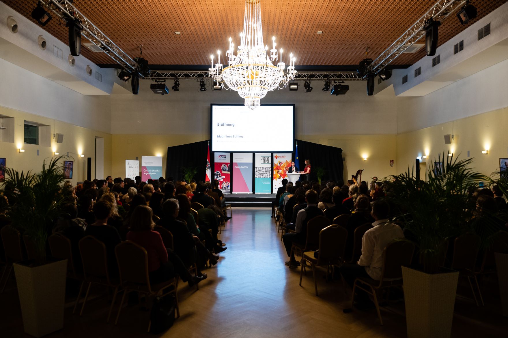 Am 12. November 2019 hat Bundesministerin Ines Stilling den &Ouml;sterreichischen Jugendpreis in der au&szlig;erschulischen Kinder- und Jugendarbeit verliehen. Der Jugendpreis wurde in den Kategorien &bdquo;Europ&auml;ische Initiativen&ldquo;, &bdquo;Digitale Jugendarbeit&ldquo;, Nationale Jugendarbeit&ldquo;, &bdquo;Eure Projekte&ldquo; und &bdquo;Journalistische Leistungen im Interesse der Jugend&ldquo; vergeben.