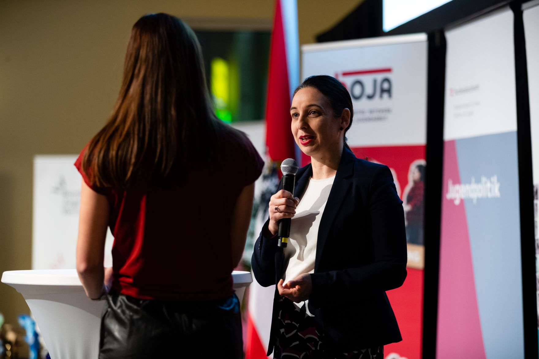 Am 12. November 2019 hat Bundesministerin Ines Stilling (r.) den &Ouml;sterreichischen Jugendpreis in der au&szlig;erschulischen Kinder- und Jugendarbeit verliehen. Der Jugendpreis wurde in den Kategorien &bdquo;Europ&auml;ische Initiativen&ldquo;, &bdquo;Digitale Jugendarbeit&ldquo;, Nationale Jugendarbeit&ldquo;, &bdquo;Eure Projekte&ldquo; und &bdquo;Journalistische Leistungen im Interesse der Jugend&ldquo; vergeben.