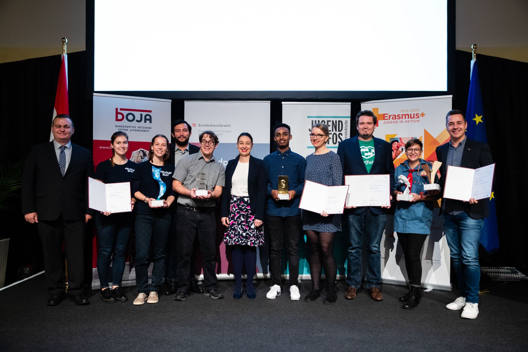 Am 12. November 2019 hat Bundesministerin Ines Stilling (m.) den &Ouml;sterreichischen Jugendpreis in der au&szlig;erschulischen Kinder- und Jugendarbeit verliehen. Der Jugendpreis wurde in den Kategorien &bdquo;Europ&auml;ische Initiativen&ldquo;, &bdquo;Digitale Jugendarbeit&ldquo;, Nationale Jugendarbeit&ldquo;, &bdquo;Eure Projekte&ldquo; und &bdquo;Journalistische Leistungen im Interesse der Jugend&ldquo; vergeben. Im Bild mit den Preistr&auml;gerinnen und Preistr&auml;gern des Jugendpreises in der Kategorie &bdquo;Europ&auml;ische Initiativen&ldquo;: UMF united: Demokratisierung, Partizipation und Selbstorganisation bei unbegleiteten minderj&auml;hrigen Fl&uuml;chtlingen, von Asylkoordination &Ouml;sterreich, Kids wanna have FUNdamental rights, von Kinderfreunde M&uuml;hlviertel, Ready, steady, go! Training course on methodologies for recruiting, applying and mentoring inclusive voluntary projects von Grenzenlos - Interkultureller Austausch, People. Rights. Identity. Diversity. Europe. Von dem Verein f&uuml;r Bildung Mladiinfo und EVS in the &bdquo;Jugendzentrum Gew&ouml;lbe&ldquo;, von dem Verein f&uuml;r Freizeit und Bildung der Jugend.