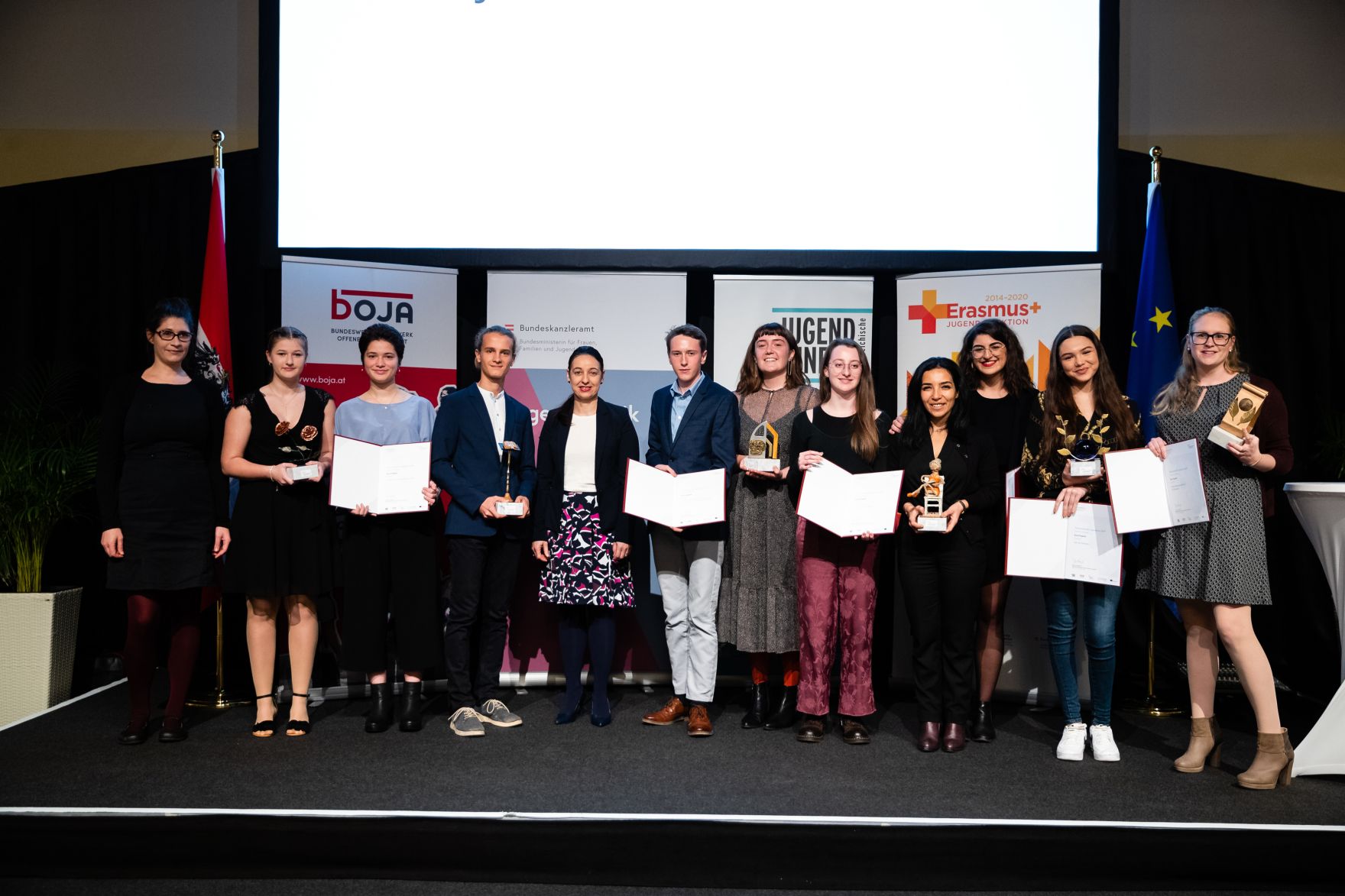 Am 12. November 2019 hat Bundesministerin Ines Stilling (5.v.l.) den &Ouml;sterreichischen Jugendpreis in der au&szlig;erschulischen Kinder- und Jugendarbeit verliehen. Der Jugendpreis wurde in den Kategorien &bdquo;Europ&auml;ische Initiativen&ldquo;, &bdquo;Digitale Jugendarbeit&ldquo;, Nationale Jugendarbeit&ldquo;, &bdquo;Eure Projekte&ldquo; und &bdquo;Journalistische Leistungen im Interesse der Jugend&ldquo; vergeben. Im Bild mit den Preistr&auml;gerinnen und Preistr&auml;gern des Jugendpreises in der Kategorie &bdquo;Eure Projekte&ldquo;: Real Fairytales Puppentheater, Interkultureller Musiksommer 2018, Chemie Workshops: So machen Naturwissenschaften Spa&szlig;!, Lebensmittelsammelaktion mit Gl&uuml;cksrad, einfach ohne - Fest der Nachhaltigkeit und Tanz der Kulturen.