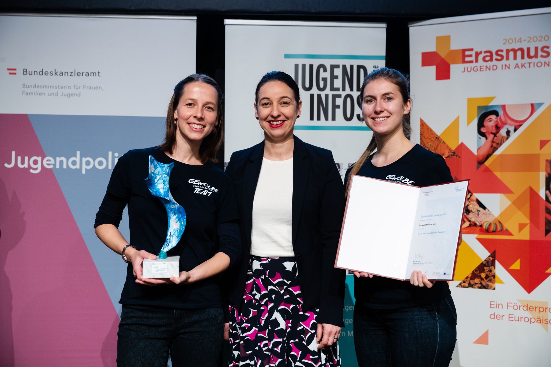 Am 12. November 2019 hat Bundesministerin Ines Stilling (m.) den &Ouml;sterreichischen Jugendpreis in der au&szlig;erschulischen Kinder- und Jugendarbeit verliehen. Der Jugendpreis wurde in den Kategorien &bdquo;Europ&auml;ische Initiativen&ldquo;, &bdquo;Digitale Jugendarbeit&ldquo;, Nationale Jugendarbeit&ldquo;, &bdquo;Eure Projekte&ldquo; und &bdquo;Journalistische Leistungen im Interesse der Jugend&ldquo; vergeben. Im Bild mit Preistr&auml;gerinnen und Preistr&auml;gern des Jugendpreises: EVS in the &bdquo;Jugendzentrum Gew&ouml;lbe&ldquo;, von dem Verein f&uuml;r Freizeit und Bildung der Jugend.