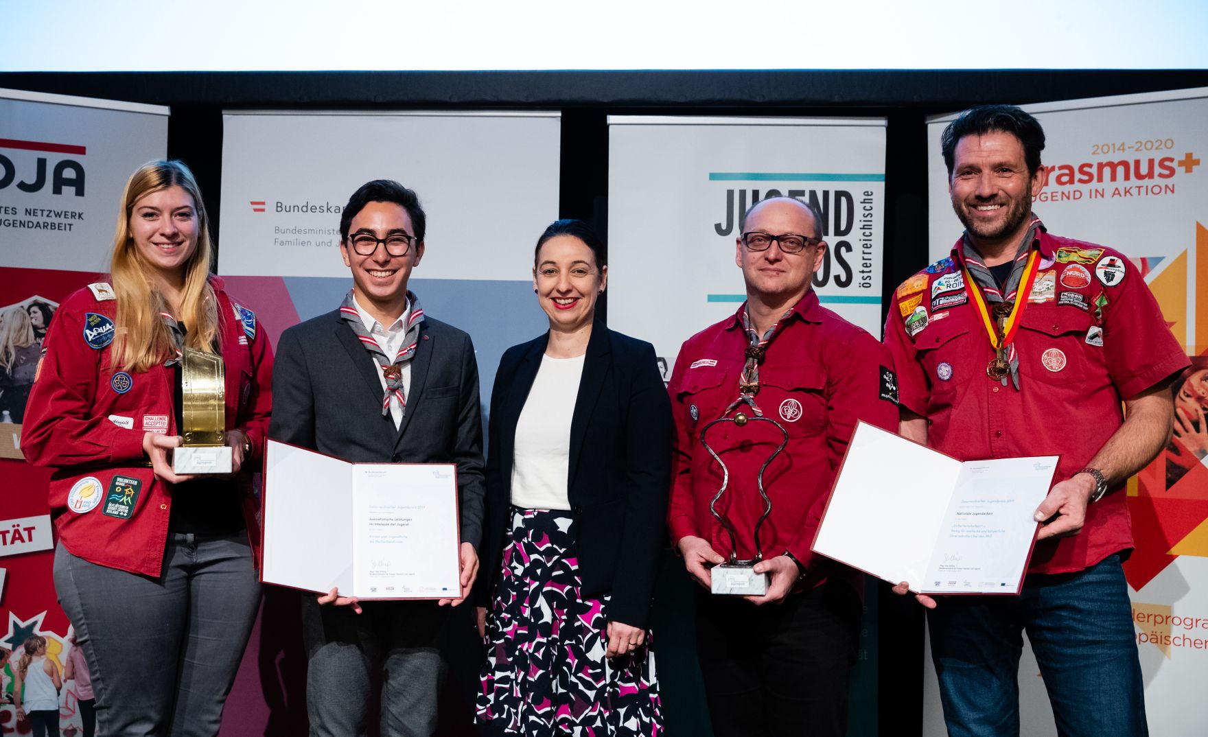 Am 12. November 2019 hat Bundesministerin Ines Stilling (m.) den &Ouml;sterreichischen Jugendpreis in der au&szlig;erschulischen Kinder- und Jugendarbeit verliehen. Der Jugendpreis wurde in den Kategorien &bdquo;Europ&auml;ische Initiativen&ldquo;, &bdquo;Digitale Jugendarbeit&ldquo;, Nationale Jugendarbeit&ldquo;, &bdquo;Eure Projekte&ldquo; und &bdquo;Journalistische Leistungen im Interesse der Jugend&ldquo; vergeben. Im Bild mit Preistr&auml;gerinnen und Preistr&auml;gern des Jugendpreises: &bdquo;Sicherheitshalber!&quot; - Mutig f&uuml;r seelische und k&ouml;rperliche Unversehrtheit bei den PP&Ouml; (Pfadfinder und Pfadfinderinnen &Ouml;sterreichs-PP&Ouml;).