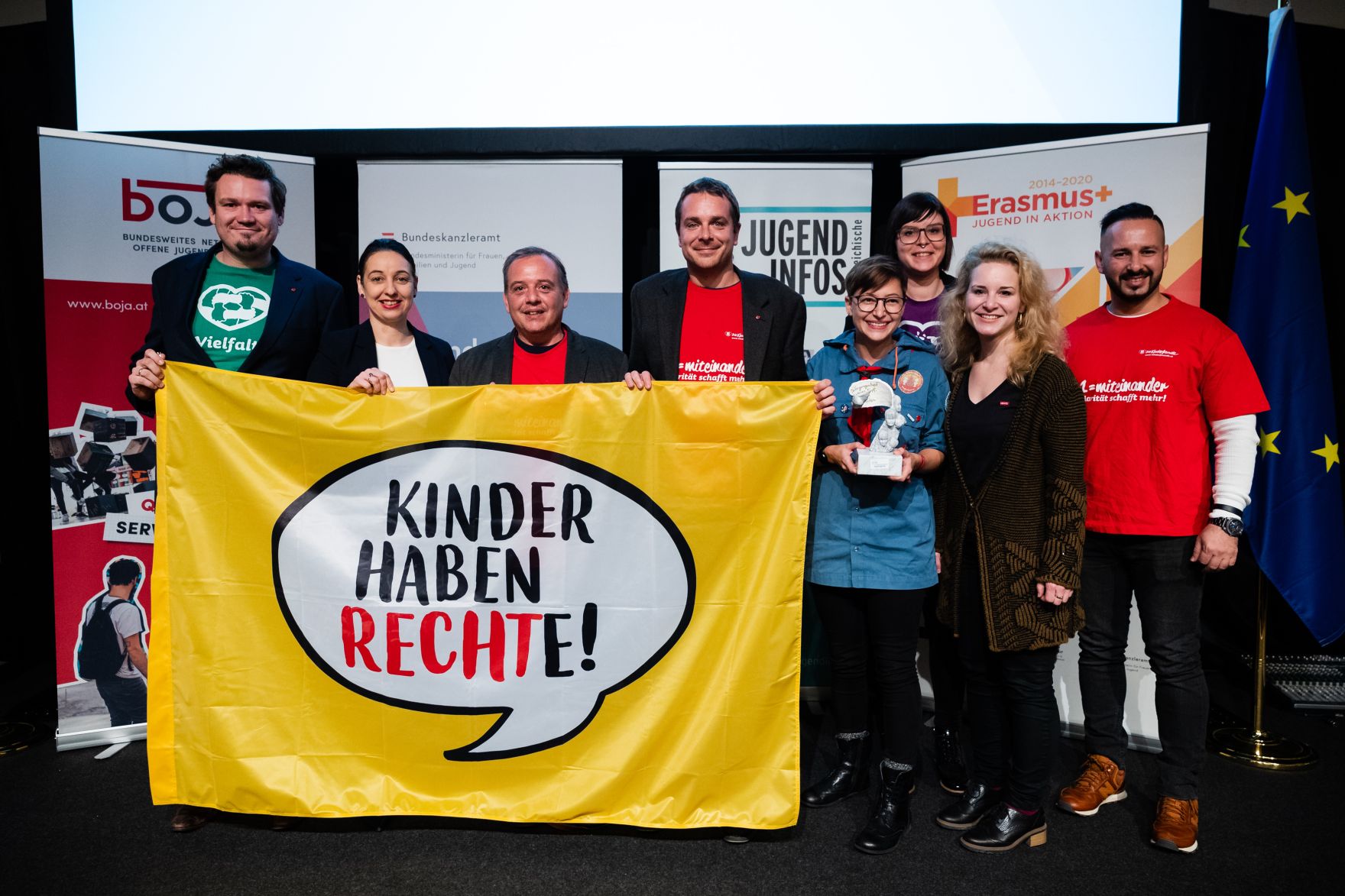 Am 12. November 2019 hat Bundesministerin Ines Stilling (2.v.l.) den &Ouml;sterreichischen Jugendpreis in der au&szlig;erschulischen Kinder- und Jugendarbeit verliehen. Der Jugendpreis wurde in den Kategorien &bdquo;Europ&auml;ische Initiativen&ldquo;, &bdquo;Digitale Jugendarbeit&ldquo;, Nationale Jugendarbeit&ldquo;, &bdquo;Eure Projekte&ldquo; und &bdquo;Journalistische Leistungen im Interesse der Jugend&ldquo; vergeben. Im Bild mit Preistr&auml;gerinnen und Preistr&auml;gern des Jugendpreises: Kids wanna have FUNdamental rights, von Kinderfreunde M&uuml;hlviertel.