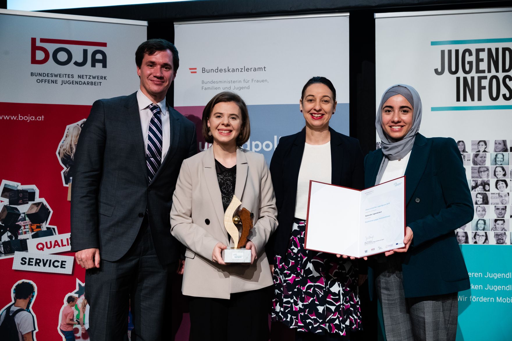 Am 12. November 2019 hat Bundesministerin Ines Stilling (m.r.) den &Ouml;sterreichischen Jugendpreis in der au&szlig;erschulischen Kinder- und Jugendarbeit verliehen. Der Jugendpreis wurde in den Kategorien &bdquo;Europ&auml;ische Initiativen&ldquo;, &bdquo;Digitale Jugendarbeit&ldquo;, Nationale Jugendarbeit&ldquo;, &bdquo;Eure Projekte&ldquo; und &bdquo;Journalistische Leistungen im Interesse der Jugend&ldquo; vergeben. Im Bild mit Preistr&auml;gerinnen und Preistr&auml;gern des Jugendpreises: MuslimInnen gegen Antisemitismus, von Muslimische Jugend &Ouml;sterreich.