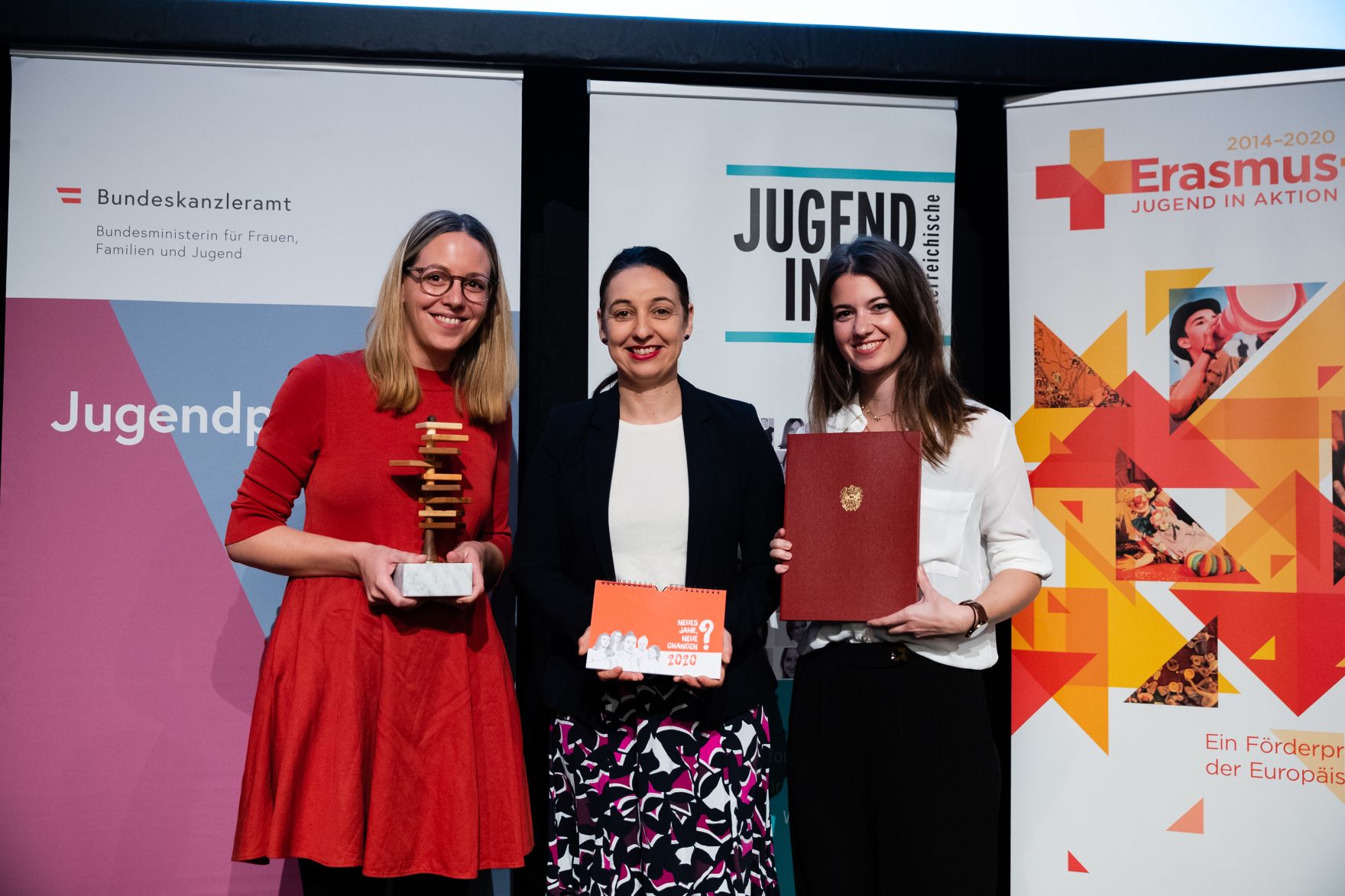 Am 12. November 2019 hat Bundesministerin Ines Stilling (m.) den &Ouml;sterreichischen Jugendpreis in der au&szlig;erschulischen Kinder- und Jugendarbeit verliehen. Der Jugendpreis wurde in den Kategorien &bdquo;Europ&auml;ische Initiativen&ldquo;, &bdquo;Digitale Jugendarbeit&ldquo;, Nationale Jugendarbeit&ldquo;, &bdquo;Eure Projekte&ldquo; und &bdquo;Journalistische Leistungen im Interesse der Jugend&ldquo; vergeben. Im Bild mit Preistr&auml;gerinnen und Preistr&auml;gern des Jugendpreises: Pilotprojekt #followme &ndash; Sicherheit durch Medienkompetenz, von dem Verein Amazone.