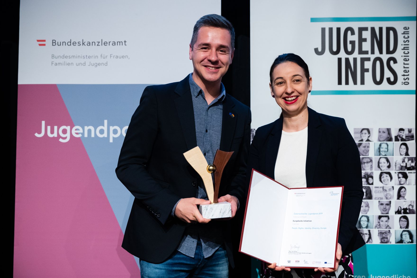 Am 12. November 2019 hat Bundesministerin Ines Stilling (r.) den &Ouml;sterreichischen Jugendpreis in der au&szlig;erschulischen Kinder- und Jugendarbeit verliehen. Der Jugendpreis wurde in den Kategorien &bdquo;Europ&auml;ische Initiativen&ldquo;, &bdquo;Digitale Jugendarbeit&ldquo;, Nationale Jugendarbeit&ldquo;, &bdquo;Eure Projekte&ldquo; und &bdquo;Journalistische Leistungen im Interesse der Jugend&ldquo; vergeben. Im Bild mit Preistr&auml;gerinnen und Preistr&auml;gern des Jugendpreises: People. Rights. Identity. Diversity. Europe. Von dem Verein f&uuml;r Bildung Mladiinfo.