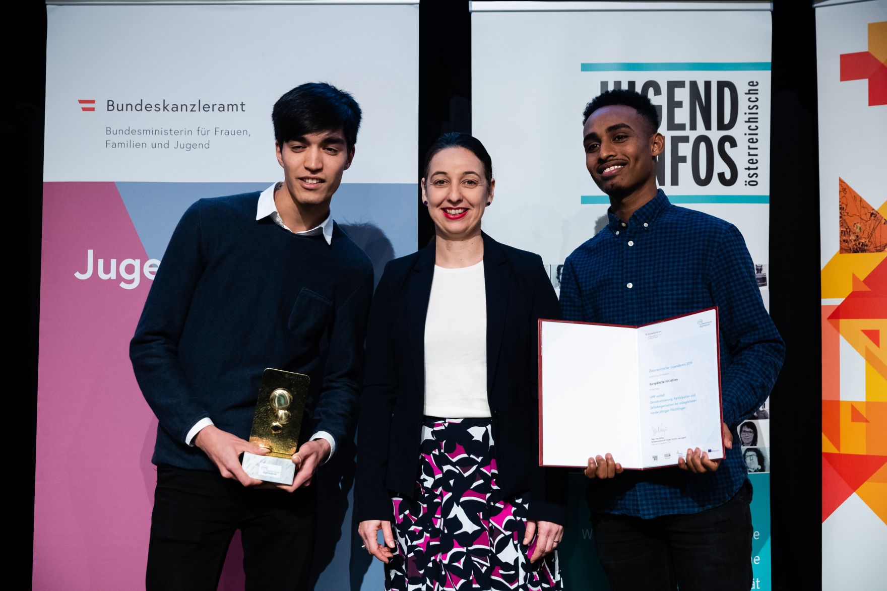 Am 12. November 2019 hat Bundesministerin Ines Stilling (m.) den &Ouml;sterreichischen Jugendpreis in der au&szlig;erschulischen Kinder- und Jugendarbeit verliehen. Der Jugendpreis wurde in den Kategorien &bdquo;Europ&auml;ische Initiativen&ldquo;, &bdquo;Digitale Jugendarbeit&ldquo;, Nationale Jugendarbeit&ldquo;, &bdquo;Eure Projekte&ldquo; und &bdquo;Journalistische Leistungen im Interesse der Jugend&ldquo; vergeben. Im Bild mit Preistr&auml;gerinnen und Preistr&auml;gern des Jugendpreises: UMF united: Demokratisierung, Partizipation und Selbstorganisation bei unbegleiteten minderj&auml;hrigen Fl&uuml;chtlingen, von Asylkoordination &Ouml;sterreich.