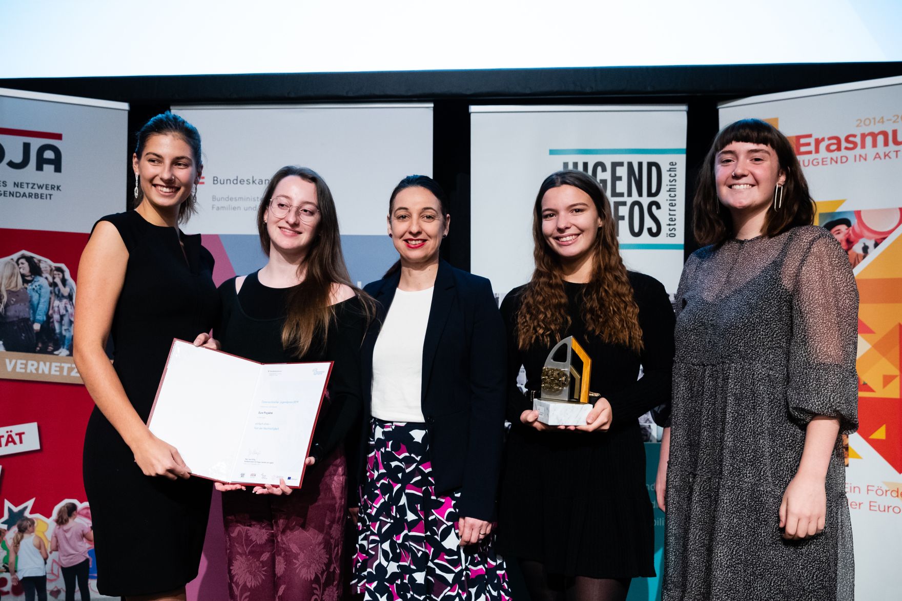 Am 12. November 2019 hat Bundesministerin Ines Stilling (m.) den &Ouml;sterreichischen Jugendpreis in der au&szlig;erschulischen Kinder- und Jugendarbeit verliehen. Der Jugendpreis wurde in den Kategorien &bdquo;Europ&auml;ische Initiativen&ldquo;, &bdquo;Digitale Jugendarbeit&ldquo;, Nationale Jugendarbeit&ldquo;, &bdquo;Eure Projekte&ldquo; und &bdquo;Journalistische Leistungen im Interesse der Jugend&ldquo; vergeben. Im Bild mit Preistr&auml;gerinnen und Preistr&auml;gern des Jugendpreises: einfach ohne - Fest der Nachhaltigkeit.
