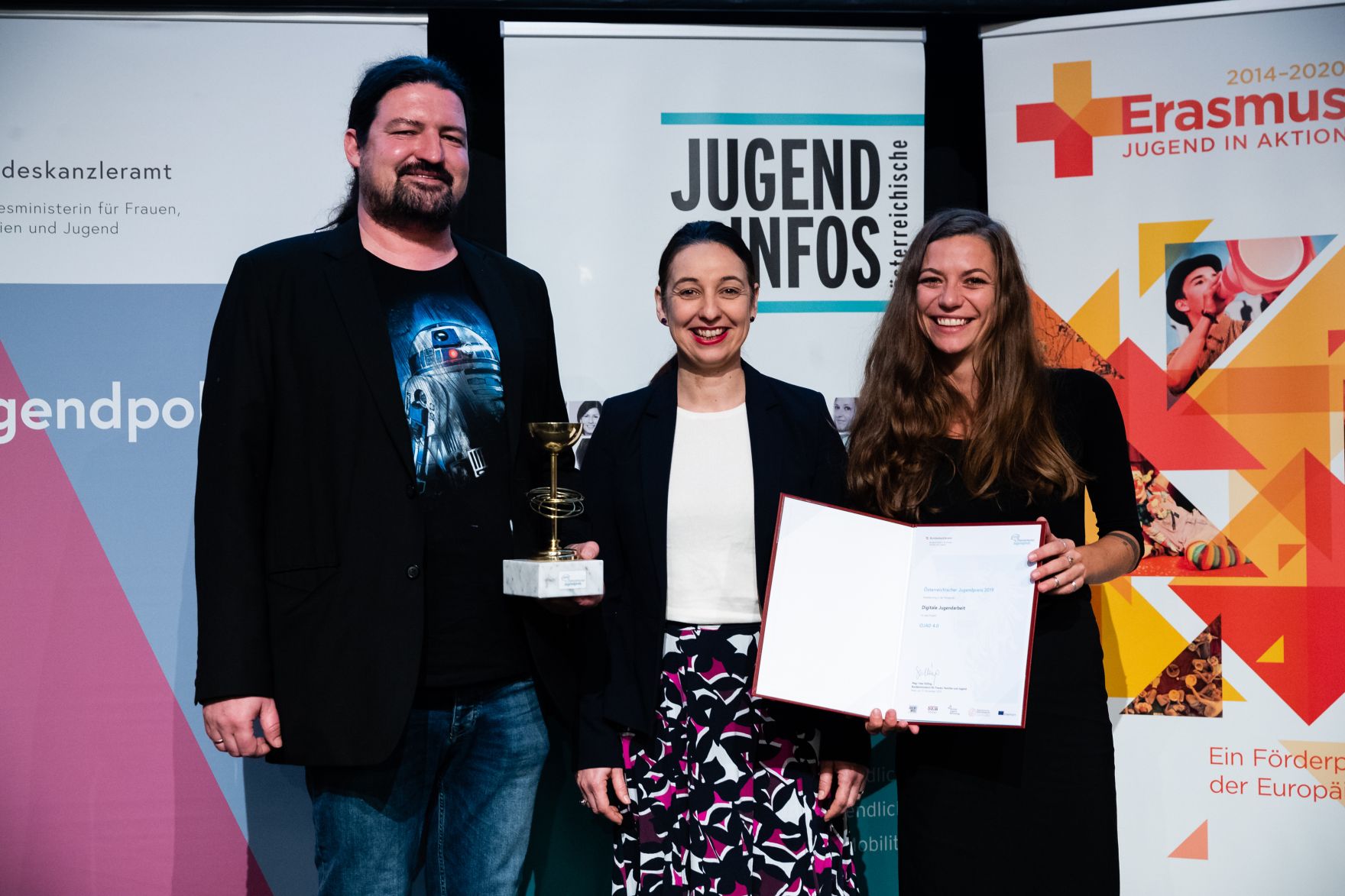 Am 12. November 2019 hat Bundesministerin Ines Stilling (m.) den &Ouml;sterreichischen Jugendpreis in der au&szlig;erschulischen Kinder- und Jugendarbeit verliehen. Der Jugendpreis wurde in den Kategorien &bdquo;Europ&auml;ische Initiativen&ldquo;, &bdquo;Digitale Jugendarbeit&ldquo;, Nationale Jugendarbeit&ldquo;, &bdquo;Eure Projekte&ldquo; und &bdquo;Journalistische Leistungen im Interesse der Jugend&ldquo; vergeben. Im Bild mit Preistr&auml;gerinnen und Preistr&auml;gern des Jugendpreises: OJAD 4.0, von Offene Jugendarbeit Dornbirn - OJAD.