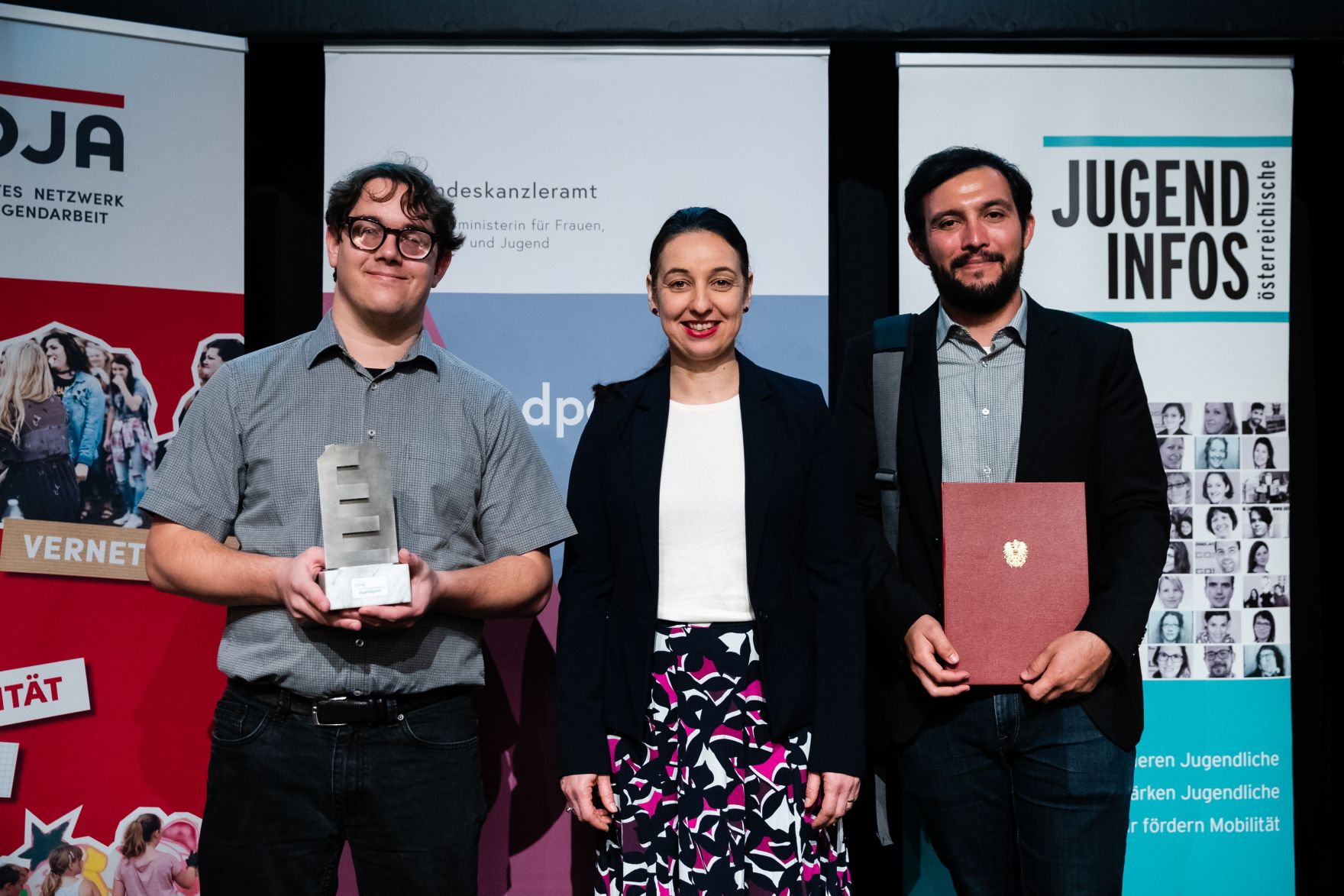 Am 12. November 2019 hat Bundesministerin Ines Stilling (m.) den &Ouml;sterreichischen Jugendpreis in der au&szlig;erschulischen Kinder- und Jugendarbeit verliehen. Der Jugendpreis wurde in den Kategorien &bdquo;Europ&auml;ische Initiativen&ldquo;, &bdquo;Digitale Jugendarbeit&ldquo;, Nationale Jugendarbeit&ldquo;, &bdquo;Eure Projekte&ldquo; und &bdquo;Journalistische Leistungen im Interesse der Jugend&ldquo; vergeben. Im Bild mit Preistr&auml;gerinnen und Preistr&auml;gern des Jugendpreises: Ready, steady, go! Training course on methodologies for recruiting, applying and mentoring inclusive voluntary projects, von GRENZENLOS - INTERKULTURELLER AUSTAUSCH.