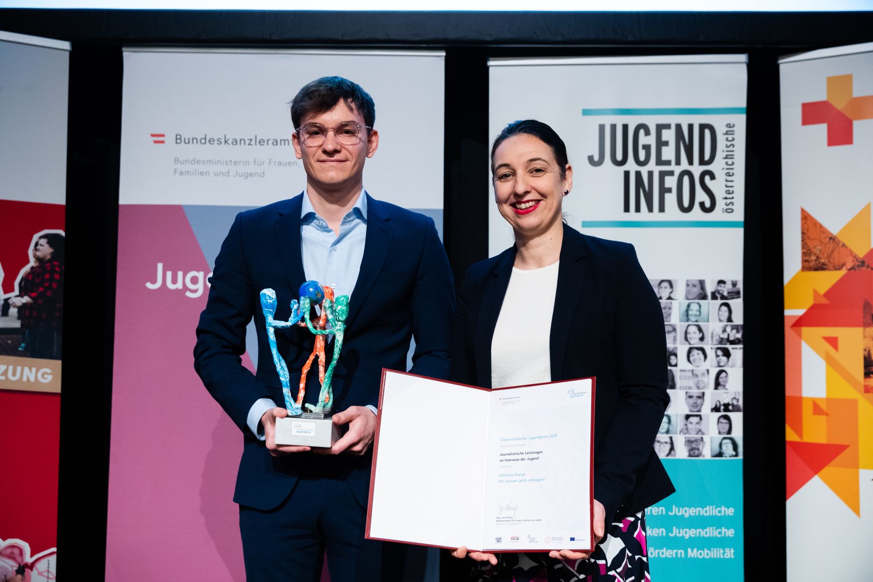 Am 12. November 2019 hat Bundesministerin Ines Stilling (r.) den &Ouml;sterreichischen Jugendpreis in der au&szlig;erschulischen Kinder- und Jugendarbeit verliehen. Der Jugendpreis wurde in den Kategorien &bdquo;Europ&auml;ische Initiativen&ldquo;, &bdquo;Digitale Jugendarbeit&ldquo;, Nationale Jugendarbeit&ldquo;, &bdquo;Eure Projekte&ldquo; und &bdquo;Journalistische Leistungen im Interesse der Jugend&ldquo; vergeben. Im Bild mit Preistr&auml;gerinnen und Preistr&auml;gern des Jugendpreises in der Kategorie &bdquo;Journalistische Leistungen im Interesse der Jugend&ldquo;: Johannes Stangl: &bdquo;Wir m&uuml;ssen jetzt anfangen!&quot;.