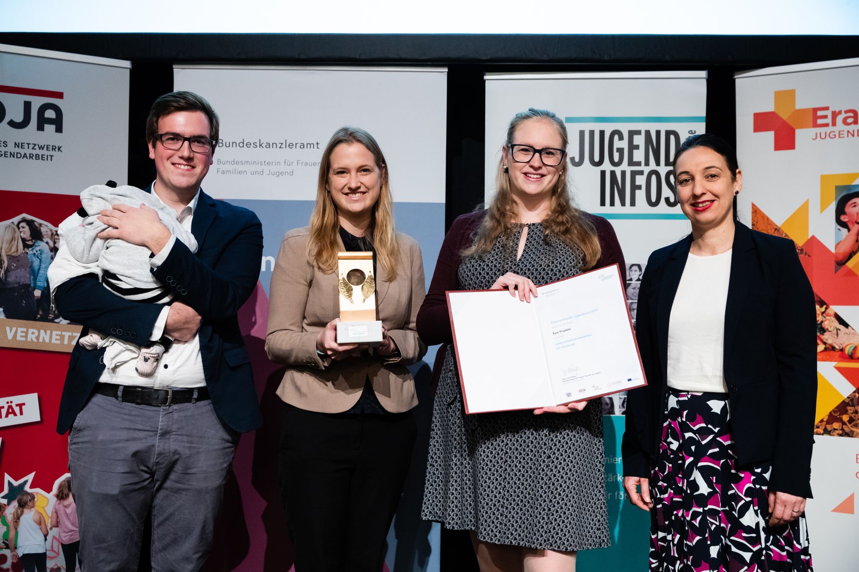 Am 12. November 2019 hat Bundesministerin Ines Stilling (r.) den &Ouml;sterreichischen Jugendpreis in der au&szlig;erschulischen Kinder- und Jugendarbeit verliehen. Der Jugendpreis wurde in den Kategorien &bdquo;Europ&auml;ische Initiativen&ldquo;, &bdquo;Digitale Jugendarbeit&ldquo;, Nationale Jugendarbeit&ldquo;, &bdquo;Eure Projekte&ldquo; und &bdquo;Journalistische Leistungen im Interesse der Jugend&ldquo; vergeben. Im Bild mit Preistr&auml;gerinnen und Preistr&auml;gern des Jugendpreises: Lebensmittelsammelaktion mit Gl&uuml;cksrad.