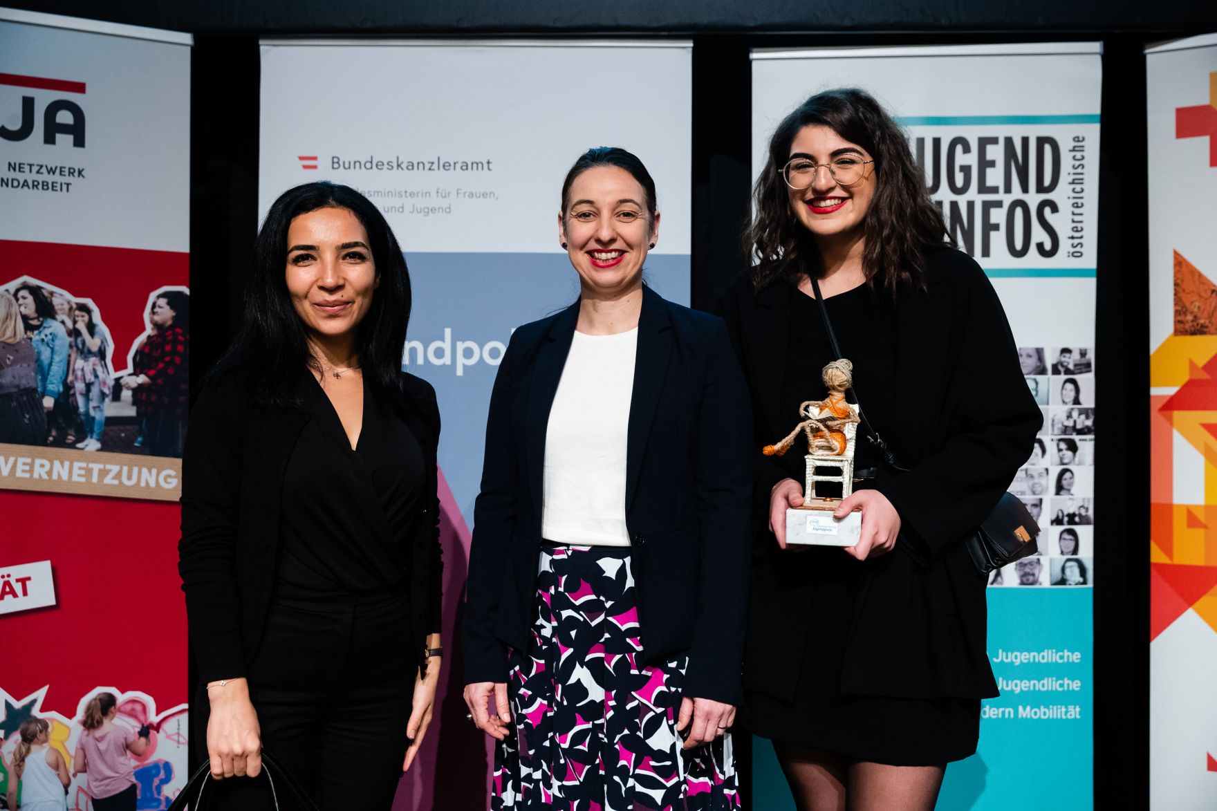 Am 12. November 2019 hat Bundesministerin Ines Stilling (m.) den &Ouml;sterreichischen Jugendpreis in der au&szlig;erschulischen Kinder- und Jugendarbeit verliehen. Der Jugendpreis wurde in den Kategorien &bdquo;Europ&auml;ische Initiativen&ldquo;, &bdquo;Digitale Jugendarbeit&ldquo;, Nationale Jugendarbeit&ldquo;, &bdquo;Eure Projekte&ldquo; und &bdquo;Journalistische Leistungen im Interesse der Jugend&ldquo; vergeben. Im Bild mit Preistr&auml;gerinnen und Preistr&auml;gern des Jugendpreises: Real Fairytales Puppentheater.