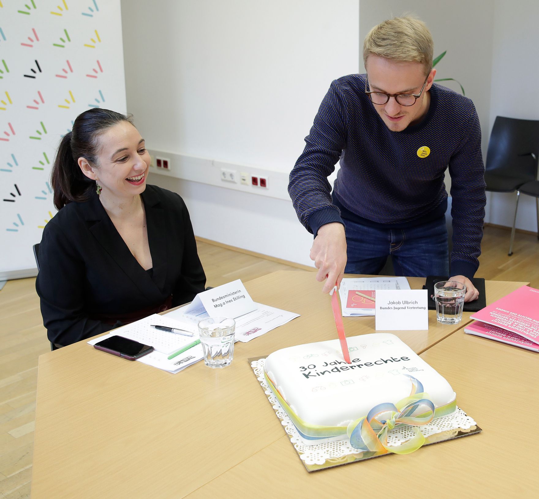 Am 14. November 2019 traf Bundesministerin Ines Stilling anl&auml;sslich des 30-j&auml;hrigen Jubil&auml;ums der UNO-Kinderrechtekonvention zu einem Austausch mit der Bundesjugendvertretung sowie dem Netzwerk Kinderrechte zusammen.