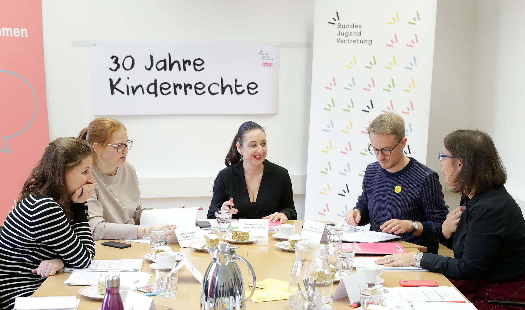 Am 14. November 2019 traf Bundesministerin Ines Stilling anl&auml;sslich des 30-j&auml;hrigen Jubil&auml;ums der UNO-Kinderrechtekonvention zu einem Austausch mit der Bundesjugendvertretung sowie dem Netzwerk Kinderrechte zusammen.