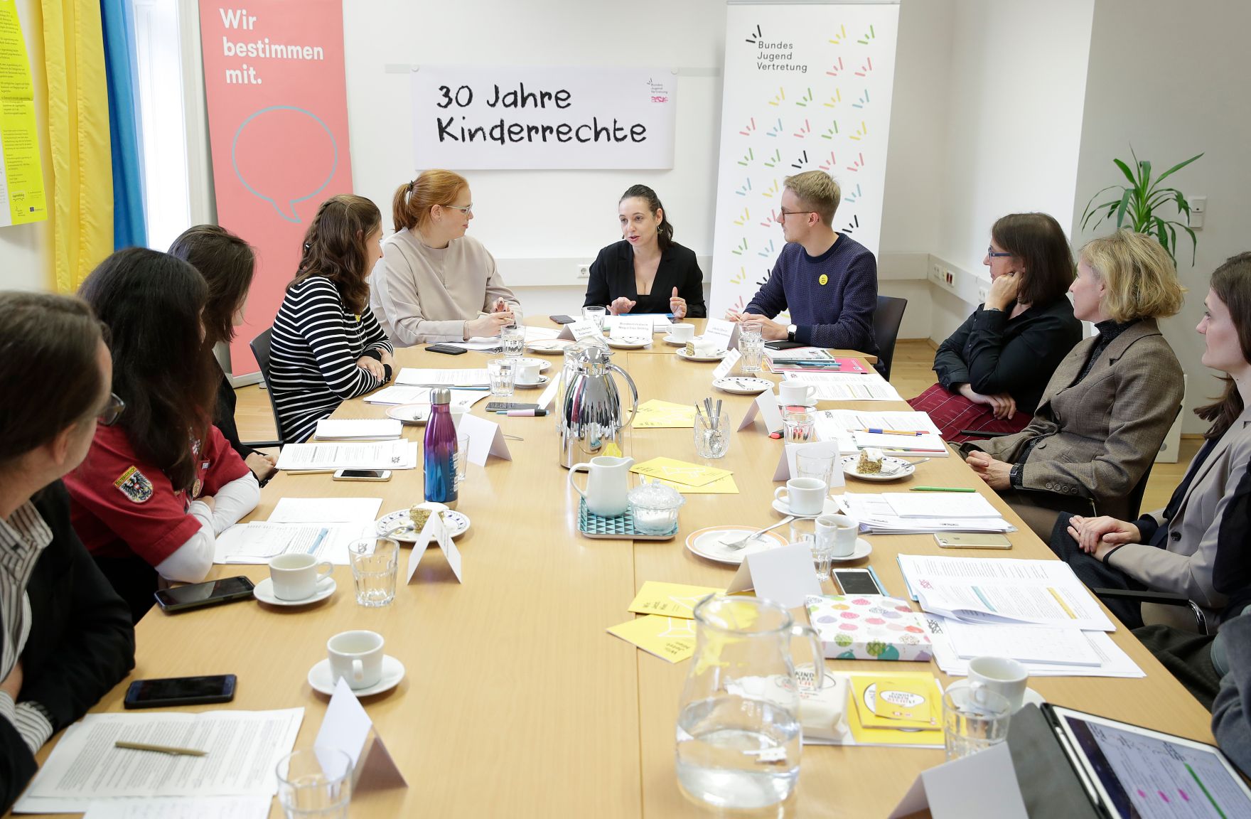 Am 14. November 2019 traf Bundesministerin Ines Stilling anl&auml;sslich des 30-j&auml;hrigen Jubil&auml;ums der UNO-Kinderrechtekonvention zu einem Austausch mit der Bundesjugendvertretung sowie dem Netzwerk Kinderrechte zusammen.