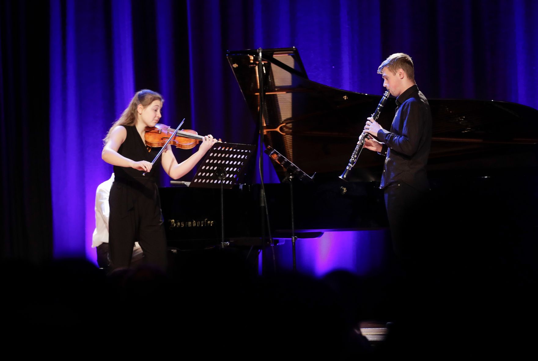Anl&auml;sslich des bevorstehenden 30-j&auml;hrigen Jubil&auml;ums der UNO-Kinderrechtekonvention hat das Bundeskanzleramt einen Internationalen Kompositionswettbewerb unter dem Motto &bdquo;Sounds of Children`s Rights&ldquo; ausgeschrieben. Die preisgekr&ouml;nten Werke wurden im Rahmen des Konzerts &bdquo;Sounds of Children`s Rights&ldquo; uraufgef&uuml;hrt. Bundesministerin Ines Stilling er&ouml;ffnete die Veranstaltung. Im Rahmen des Konzertabends wurde die Komposition &bdquo;Ich will Kind sein!&ldquo; von Eduard Wernisch (15) &ndash; Gablitz, Nieder&ouml;sterreich uraufgef&uuml;hrt. Eduard Wernisch wurde von Bundesministerin Stilling ausgezeichnet.