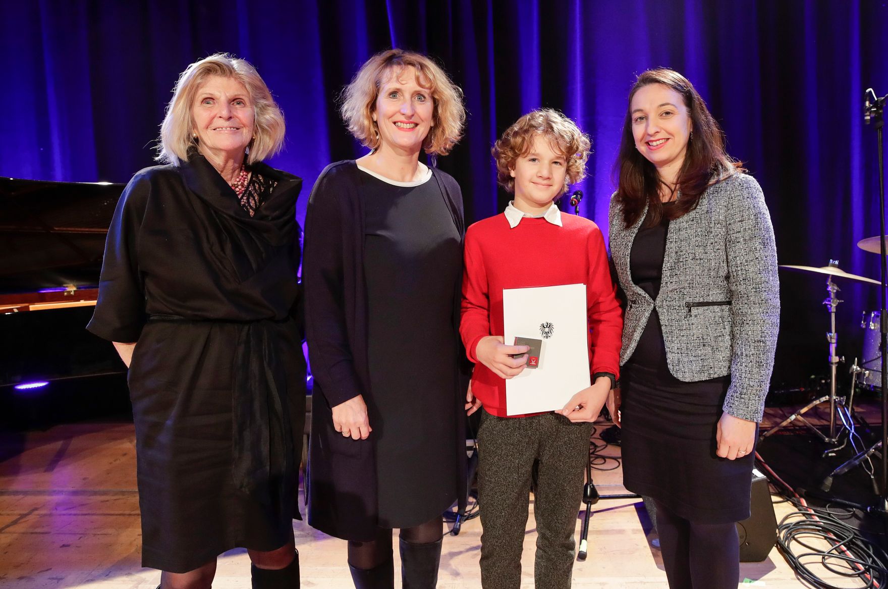 Anl&auml;sslich des bevorstehenden 30-j&auml;hrigen Jubil&auml;ums der UNO-Kinderrechtekonvention hat das Bundeskanzleramt einen Internationalen Kompositionswettbewerb unter dem Motto &bdquo;Sounds of Children`s Rights&ldquo; ausgeschrieben. Die preisgekr&ouml;nten Werke wurden im Rahmen des Konzerts &bdquo;Sounds of Children`s Rights&ldquo; uraufgef&uuml;hrt. Bundesministerin Ines Stilling er&ouml;ffnete die Veranstaltung. Im Rahmen des Konzertabends wurde die Komposition &bdquo;Children: freedom of choice&ldquo; von Timofey Ipatov (12) &ndash; Moskau, Russland uraufgef&uuml;hrt. Timofey Ipatov wurde von Bundesministerin Stilling ausgezeichnet.