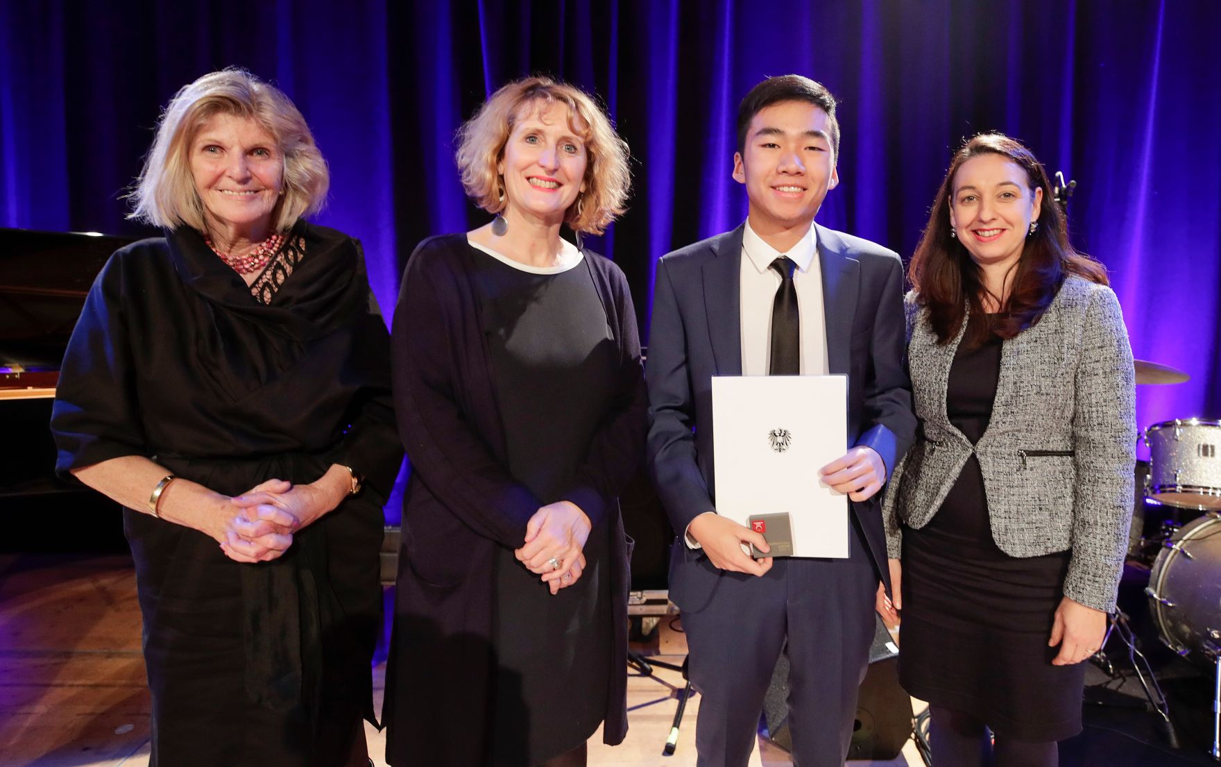 Anl&auml;sslich des bevorstehenden 30-j&auml;hrigen Jubil&auml;ums der UNO-Kinderrechtekonvention hat das Bundeskanzleramt einen Internationalen Kompositionswettbewerb unter dem Motto &bdquo;Sounds of Children`s Rights&ldquo; ausgeschrieben. Die preisgekr&ouml;nten Werke wurden im Rahmen des Konzerts &bdquo;Sounds of Children`s Rights&ldquo; uraufgef&uuml;hrt. Bundesministerin Ines Stilling er&ouml;ffnete die Veranstaltung. Im Rahmen des Konzertabends wurde die Komposition &bdquo;A Child&acute;s Dream&ldquo; von Maxwell Lu (17) &ndash; Dayton, MD, U.S.A. uraufgef&uuml;hrt. Maxwell Lu wurde von Bundesministerin Stilling ausgezeichnet.