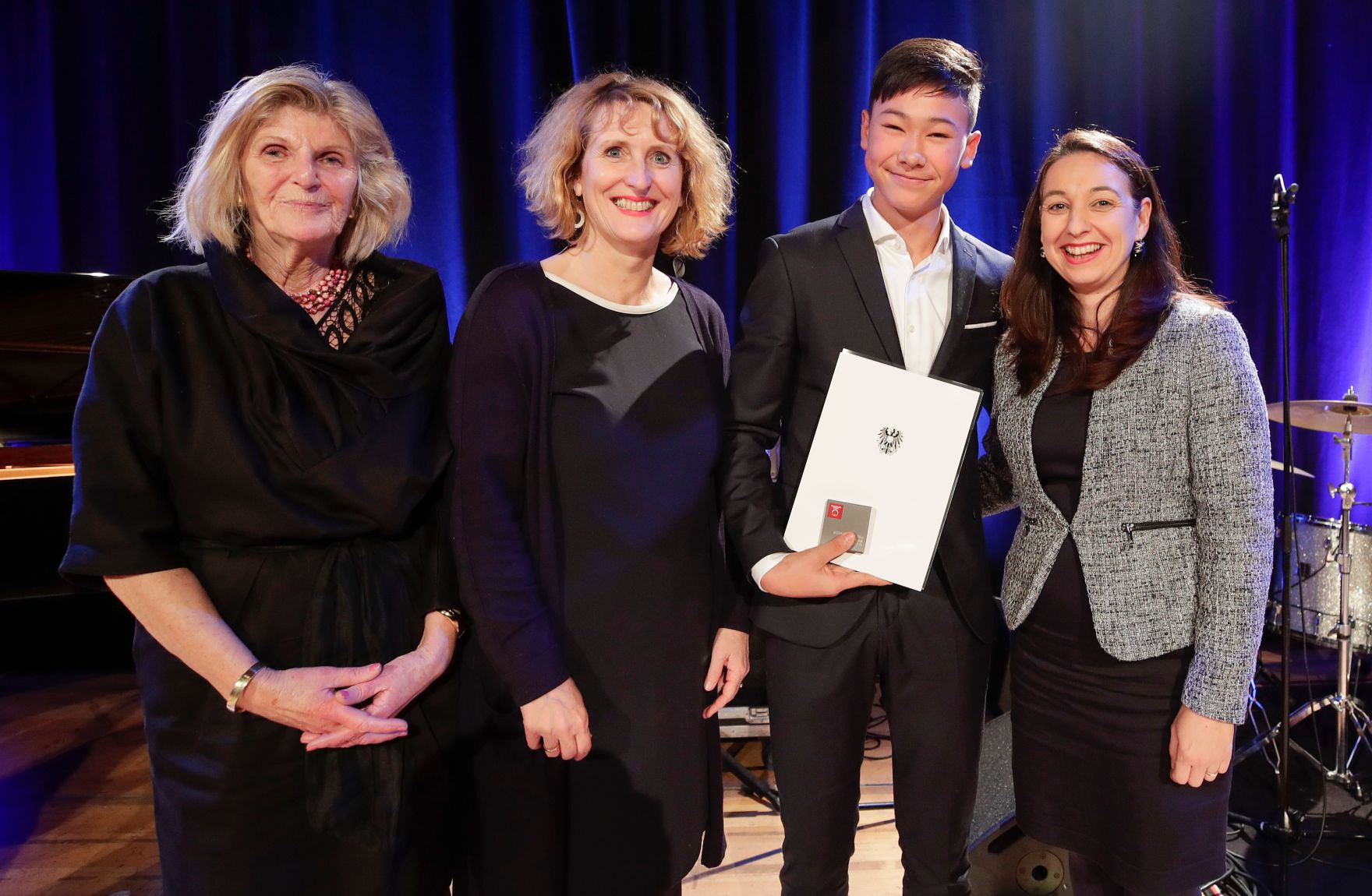 Anl&auml;sslich des bevorstehenden 30-j&auml;hrigen Jubil&auml;ums der UNO-Kinderrechtekonvention hat das Bundeskanzleramt einen Internationalen Kompositionswettbewerb unter dem Motto &bdquo;Sounds of Children`s Rights&ldquo; ausgeschrieben. Die preisgekr&ouml;nten Werke wurden im Rahmen des Konzerts &bdquo;Sounds of Children`s Rights&ldquo; uraufgef&uuml;hrt. Bundesministerin Ines Stilling er&ouml;ffnete die Veranstaltung. Im Rahmen des Konzertabends wurde die Komposition &bdquo;Ich will Kind sein!&ldquo; von Eduard Wernisch (15) &ndash; Gablitz, Nieder&ouml;sterreich uraufgef&uuml;hrt. Eduard Wernisch wurde von Bundesministerin Stilling ausgezeichnet.