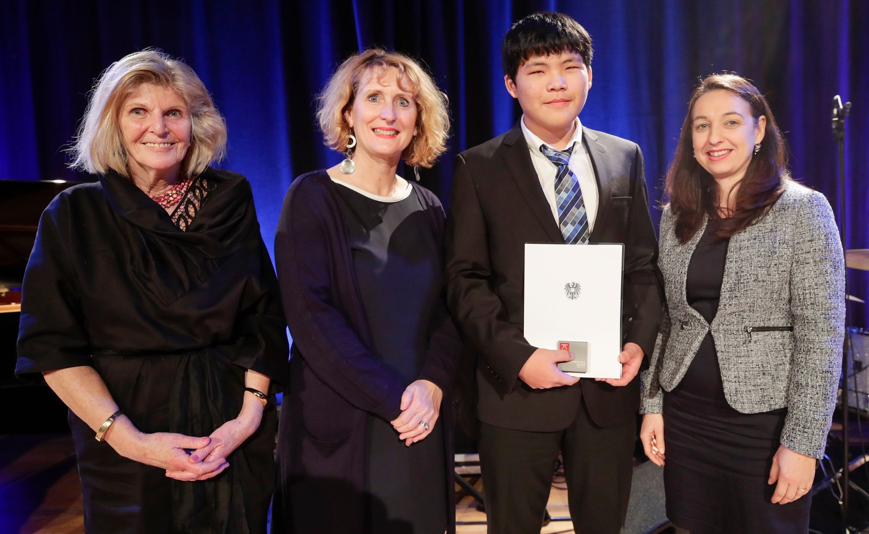 Anl&auml;sslich des bevorstehenden 30-j&auml;hrigen Jubil&auml;ums der UNO-Kinderrechtekonvention hat das Bundeskanzleramt einen Internationalen Kompositionswettbewerb unter dem Motto &bdquo;Sounds of Children`s Rights&ldquo; ausgeschrieben. Die preisgekr&ouml;nten Werke wurden im Rahmen des Konzerts &bdquo;Sounds of Children`s Rights&ldquo; uraufgef&uuml;hrt. Bundesministerin Ines Stilling er&ouml;ffnete die Veranstaltung. Im Rahmen des Konzertabends wurde die Komposition &bdquo;Recollections of Childhood&ldquo; von Yihong Song (15) &ndash; China / U.S.A. uraufgef&uuml;hrt. Yihong Song wurde von Bundesministerin Stilling ausgezeichnet.