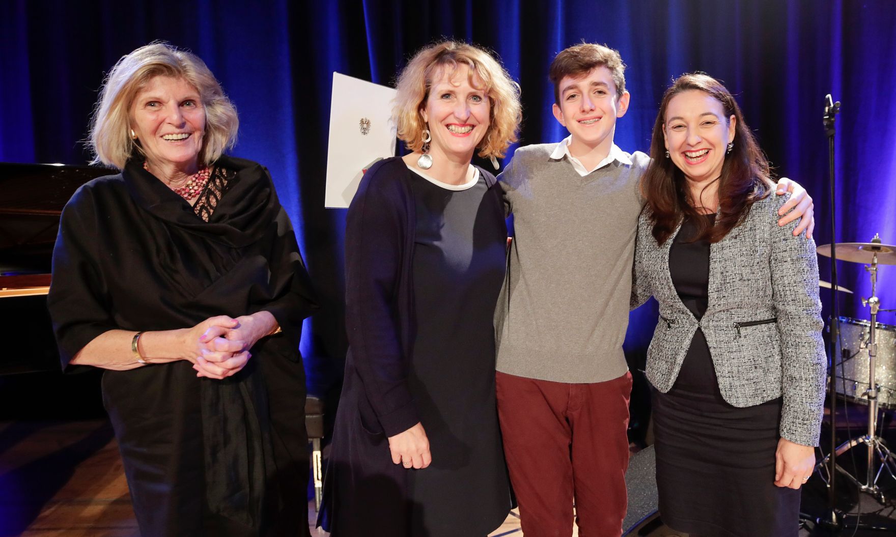 Anl&auml;sslich des bevorstehenden 30-j&auml;hrigen Jubil&auml;ums der UNO-Kinderrechtekonvention hat das Bundeskanzleramt einen Internationalen Kompositionswettbewerb unter dem Motto &bdquo;Sounds of Children`s Rights&ldquo; ausgeschrieben. Die preisgekr&ouml;nten Werke wurden im Rahmen des Konzerts &bdquo;Sounds of Children`s Rights&ldquo; uraufgef&uuml;hrt. Bundesministerin Ines Stilling er&ouml;ffnete die Veranstaltung. Im Rahmen des Konzertabends wurde die Komposition &bdquo;Family Circle&ldquo; von Luca Stamenov (14) &ndash; Gablitz, Nieder&ouml;sterreich uraufgef&uuml;hrt. Luca Stamenov wurde von Bundesministerin Stilling ausgezeichnet.