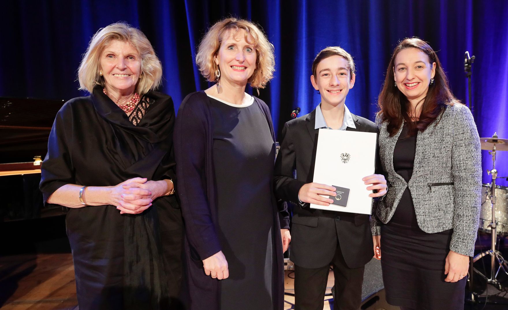 Anl&auml;sslich des bevorstehenden 30-j&auml;hrigen Jubil&auml;ums der UNO-Kinderrechtekonvention hat das Bundeskanzleramt einen Internationalen Kompositionswettbewerb unter dem Motto &bdquo;Sounds of Children`s Rights&ldquo; ausgeschrieben. Die preisgekr&ouml;nten Werke wurden im Rahmen des Konzerts &bdquo;Sounds of Children`s Rights&ldquo; uraufgef&uuml;hrt. Bundesministerin Ines Stilling er&ouml;ffnete die Veranstaltung. Im Rahmen des Konzertabends wurde die Komposition &bdquo;Quintett Nr. 2&ldquo; von Karim Zech (15) &ndash; Salzburg uraufgef&uuml;hrt. Karim Zech wurde von Bundesministerin Stilling ausgezeichnet.