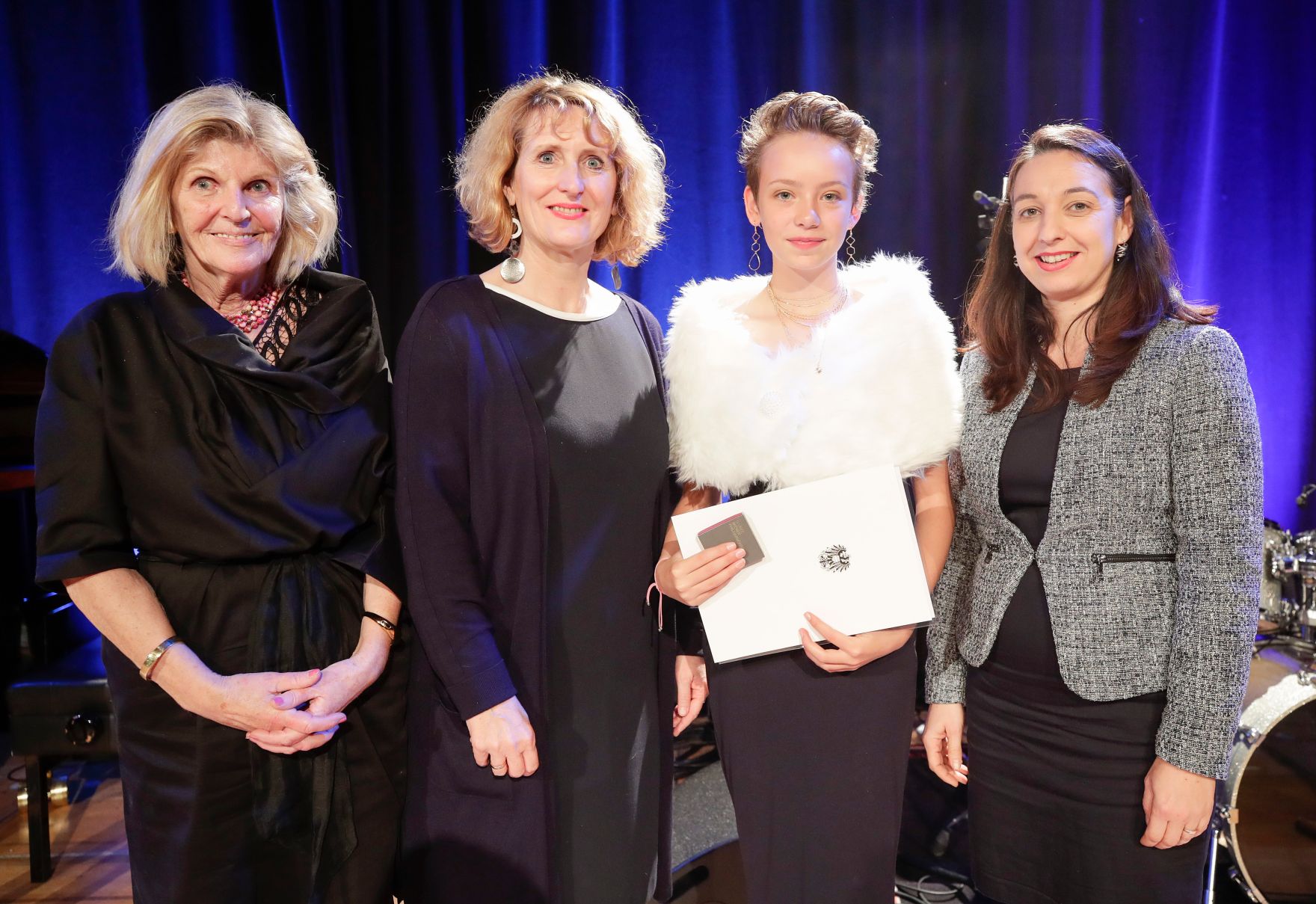 Anl&auml;sslich des bevorstehenden 30-j&auml;hrigen Jubil&auml;ums der UNO-Kinderrechtekonvention hat das Bundeskanzleramt einen Internationalen Kompositionswettbewerb unter dem Motto &bdquo;Sounds of Children`s Rights&ldquo; ausgeschrieben. Die preisgekr&ouml;nten Werke wurden im Rahmen des Konzerts &bdquo;Sounds of Children`s Rights&ldquo; uraufgef&uuml;hrt. Bundesministerin Ines Stilling er&ouml;ffnete die Veranstaltung. Im Rahmen des Konzertabends wurde die Komposition &bdquo;Like you did before&ldquo; von der Gruppe Monet Schutte &ndash; S&uuml;dafrika/Neuseeland uraufgef&uuml;hrt. Die Gruppe Monet Schutte wurde von Bundesministerin Stilling ausgezeichnet.