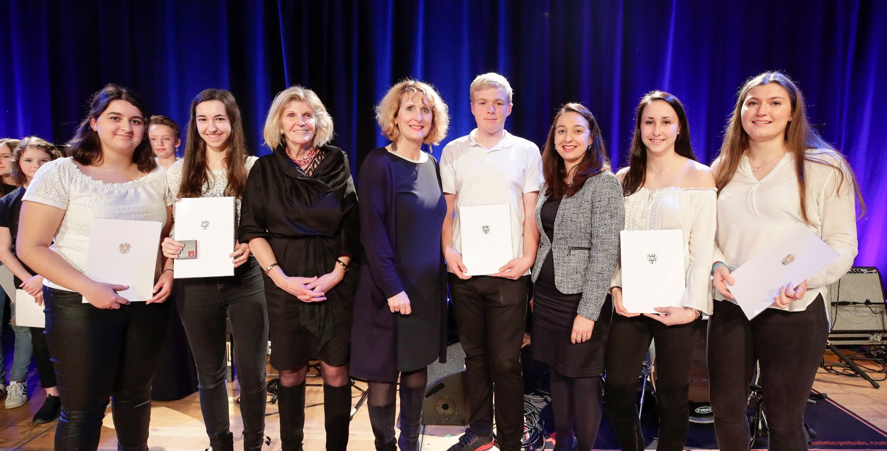 Anl&auml;sslich des bevorstehenden 30-j&auml;hrigen Jubil&auml;ums der UNO-Kinderrechtekonvention hat das Bundeskanzleramt einen Internationalen Kompositionswettbewerb unter dem Motto &bdquo;Sounds of Children`s Rights&ldquo; ausgeschrieben. Die preisgekr&ouml;nten Werke wurden im Rahmen des Konzerts &bdquo;Sounds of Children`s Rights&ldquo; uraufgef&uuml;hrt. Bundesministerin Ines Stilling er&ouml;ffnete die Veranstaltung. Im Rahmen des Konzertabends wurde die Komposition &bdquo;Herzschlag&ldquo; von der Gruppe The B&acute;s &ndash; Tulln, Nieder&ouml;sterreich uraufgef&uuml;hrt. Die Gruppe The B&acute;s wurde von Bundesministerin Stilling ausgezeichnet.