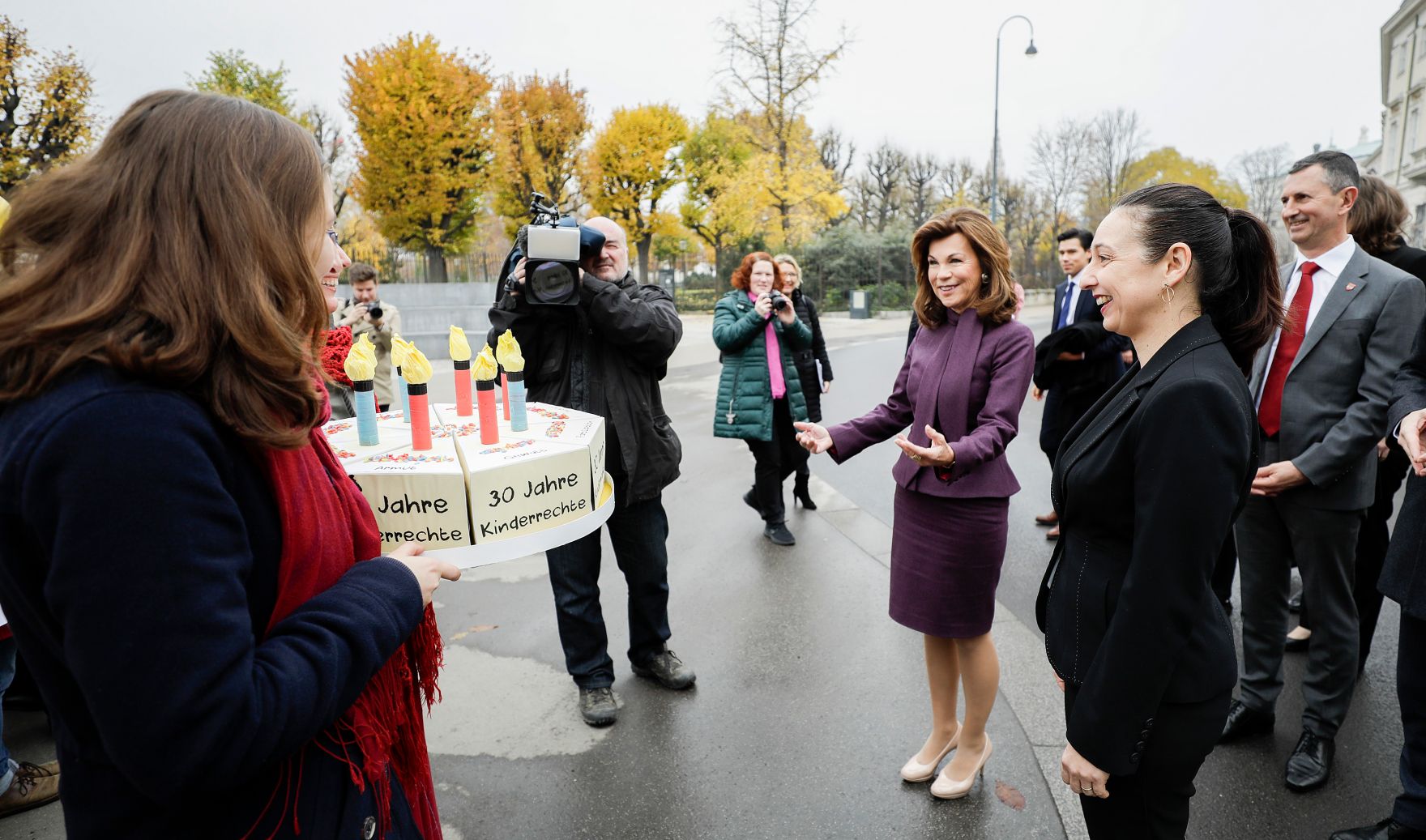 Am 20. November 2019 fand anl&auml;sslich des heutigen Internationalen Tages der Kinderrechte eine symbolische Torten&uuml;bergabe mit Forderungen zum 30-j&auml;hrigen-Jubil&auml;um der UNO-Kinderrechte-Konvention an die Bundeskanzlerin und den Mitgliedern der Bundesregierung durch die Bundesjugendvertretung und das Netzwerk Kinderrechte &Ouml;sterreich statt. Im Bild Bundeskanzlerin Brigitte Bierlein (m.) mit Bundesministerin Ines Stilling (r.).