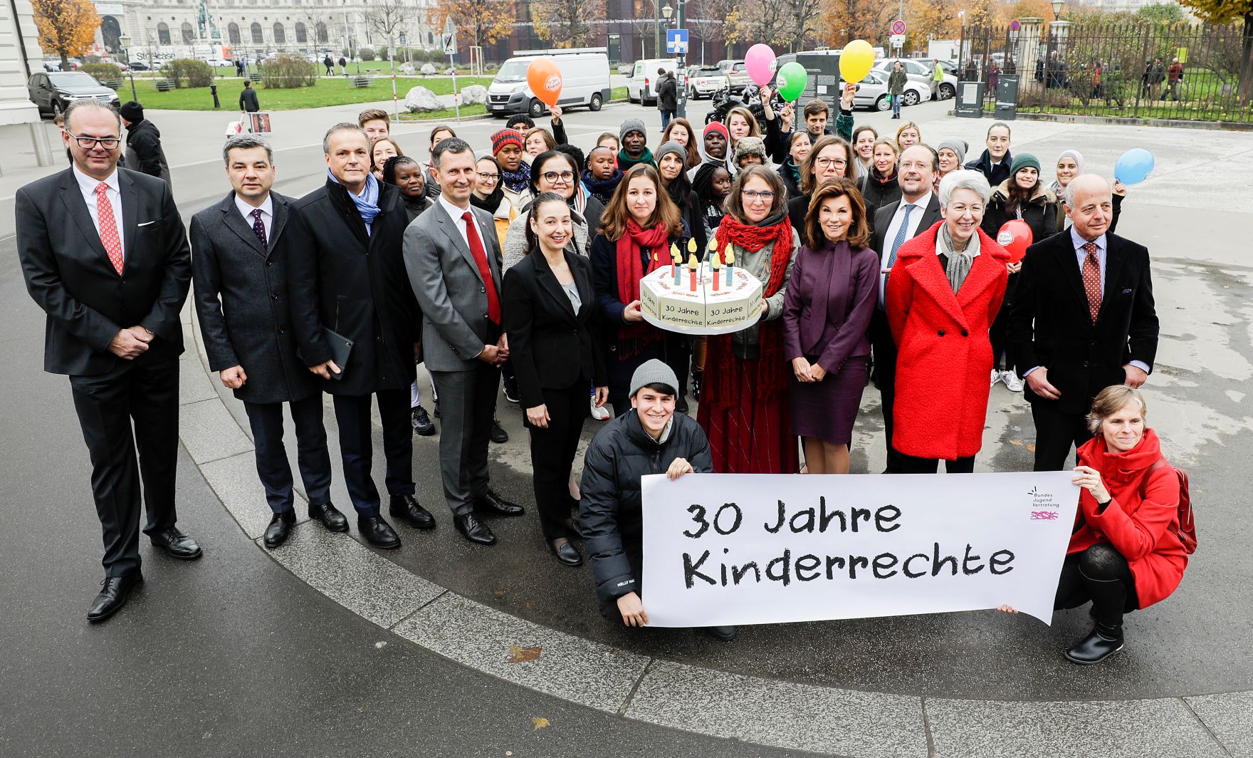 Am 20. November 2019 fand anl&auml;sslich des heutigen Internationalen Tages der Kinderrechte eine symbolische Torten&uuml;bergabe mit Forderungen zum 30-j&auml;hrigen-Jubil&auml;um der UNO-Kinderrechte-Konvention an die Bundeskanzlerin und den Mitgliedern der Bundesregierung durch die Bundesjugendvertretung und das Netzwerk Kinderrechte &Ouml;sterreich statt.
