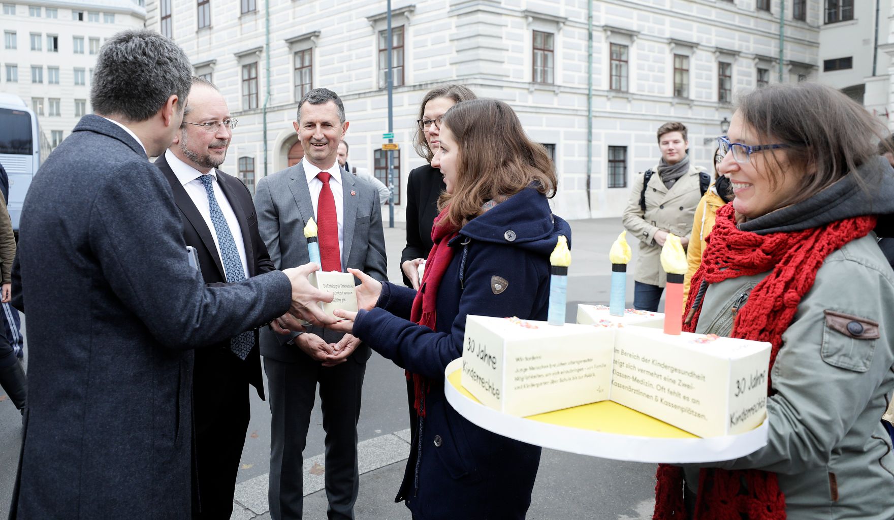 Am 20. November 2019 fand anl&auml;sslich des heutigen Internationalen Tages der Kinderrechte eine symbolische Torten&uuml;bergabe mit Forderungen zum 30-j&auml;hrigen-Jubil&auml;um der UNO-Kinderrechte-Konvention an die Bundeskanzlerin und den Mitgliedern der Bundesregierung durch die Bundesjugendvertretung und das Netzwerk Kinderrechte &Ouml;sterreich statt. Im Bild (v.l.n.r.) Bundesminister Wolfgang Peschorn, Bundesminister Alexander Schallenberg, Bundesminister Thomas Starlinger und Bundesministerin Iris Rauskala.