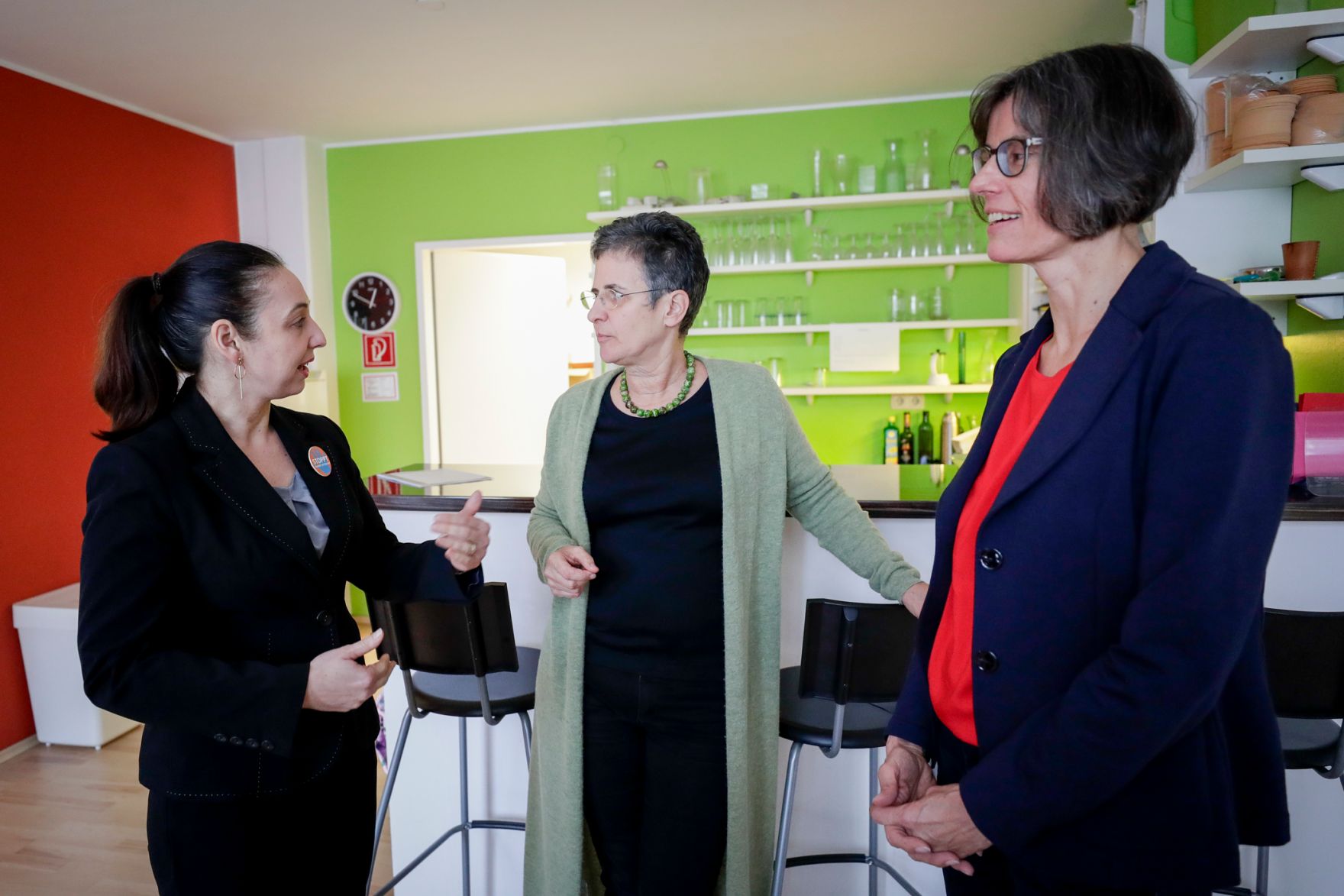 Am 20. November 2019 reiste Bundesministerin Ines Stilling (l.) anl&auml;sslich eines Bundesl&auml;ndertags nach Linz. Im Bild bei dem Besuch des autonomen Frauenzentrums gemeinsam mit der zust&auml;ndigen Landesr&auml;tin Birgit Gerstorfer.