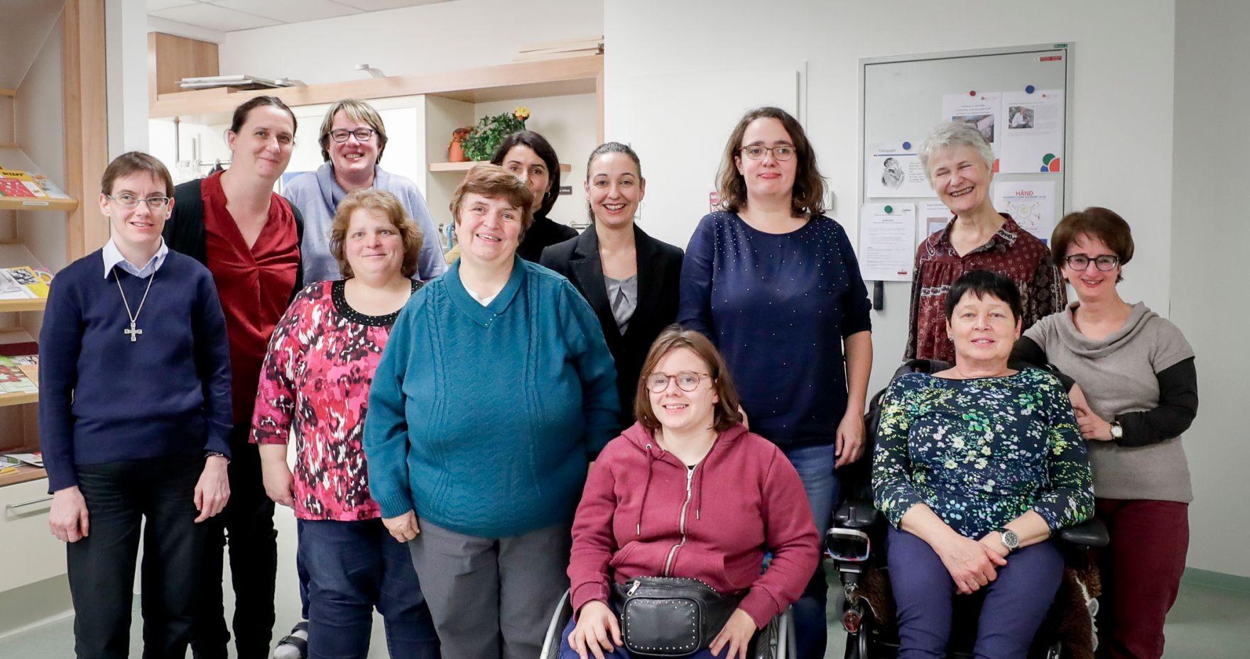 Am 20. November 2019 reiste Bundesministerin Ines Stilling anl&auml;sslich eines Bundesl&auml;ndertags nach Linz. Im Bild bei dem Besuch im Empowerment-Center des Kompetenznetzwerks Informationstechnologie zur F&ouml;rderung der Integration von Menschen mit Behinderung.