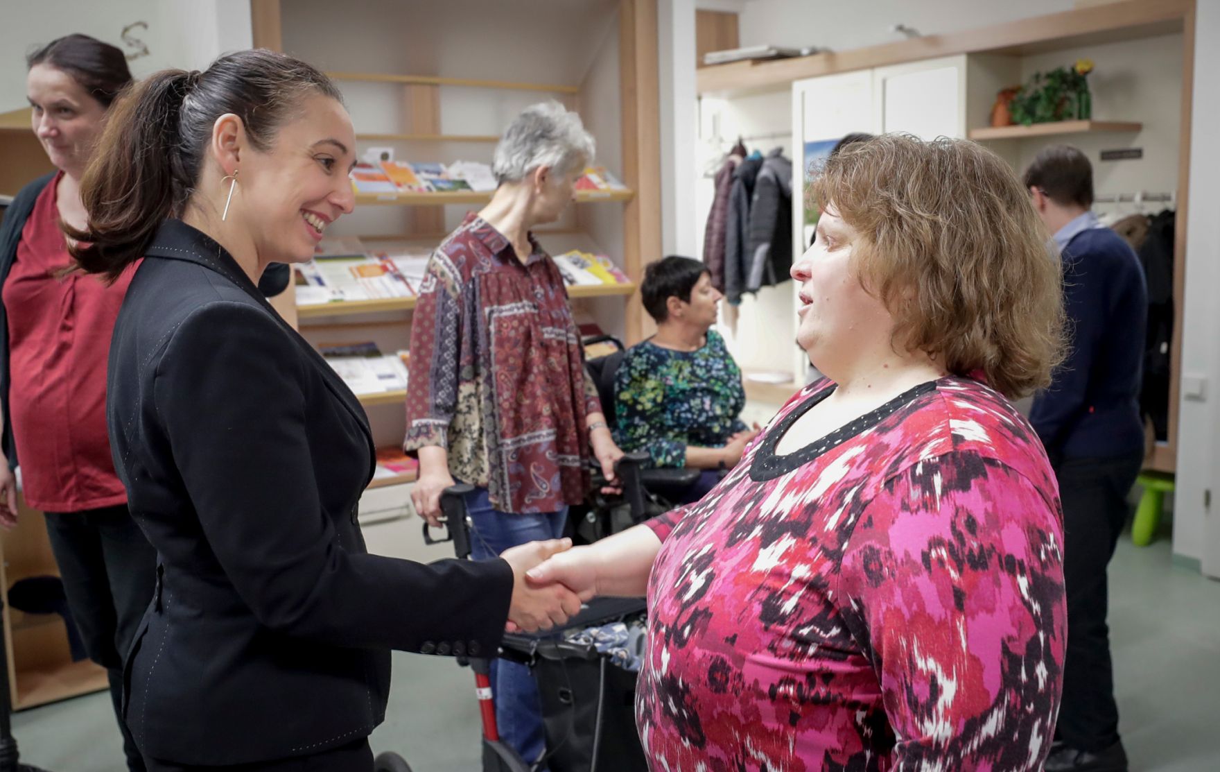 Am 20. November 2019 reiste Bundesministerin Ines Stilling anl&auml;sslich eines Bundesl&auml;ndertags nach Linz. Im Bild bei dem Besuch im Empowerment-Center des Kompetenznetzwerks Informationstechnologie zur F&ouml;rderung der Integration von Menschen mit Behinderung.