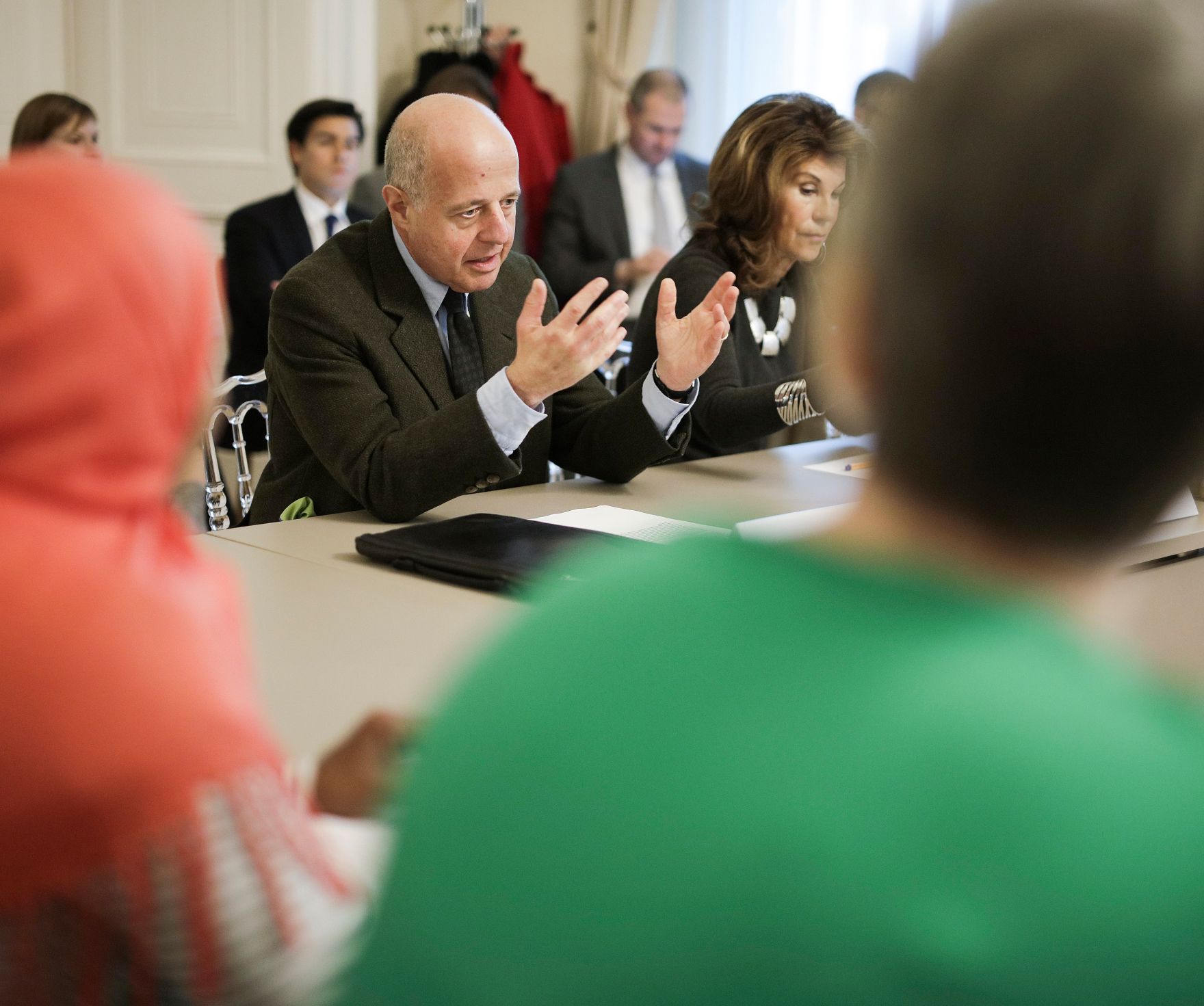 Anl&auml;sslich des heutigen Internationalen Tages gegen Gewalt an Frauen und M&auml;dchen haben Bundeskanzlerin Brigitte Bierlein und Frauenministerin Ines Stilling Expertinnen aus NGOs und Wissenschaft im Bereich der Gewaltpr&auml;vention und des Opferschutzes zu einem Austausch ins Bundeskanzleramt eingeladen. Bei dem Zusammentreffen nahmen neben der Bundeskanzlerin und der Bundesministerin auch Justizminister Clemens Jabloner und Innenminister Wolfgang Peschorn teil.