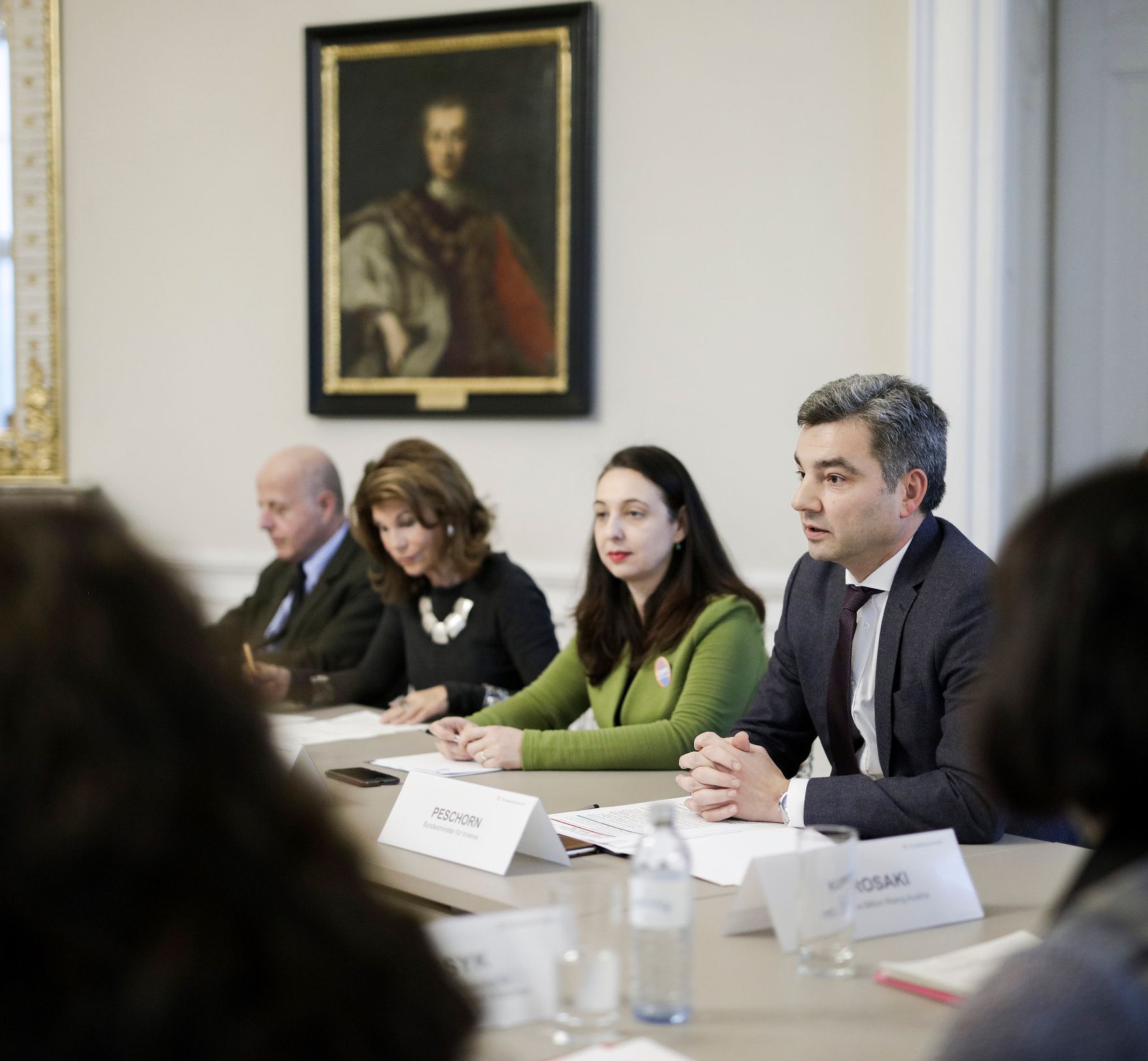 Anl&auml;sslich des heutigen Internationalen Tages gegen Gewalt an Frauen und M&auml;dchen haben Bundeskanzlerin Brigitte Bierlein und Frauenministerin Ines Stilling Expertinnen aus NGOs und Wissenschaft im Bereich der Gewaltpr&auml;vention und des Opferschutzes zu einem Austausch ins Bundeskanzleramt eingeladen. Bei dem Zusammentreffen nahmen neben der Bundeskanzlerin und der Bundesministerin auch Justizminister Clemens Jabloner und Innenminister Wolfgang Peschorn teil.