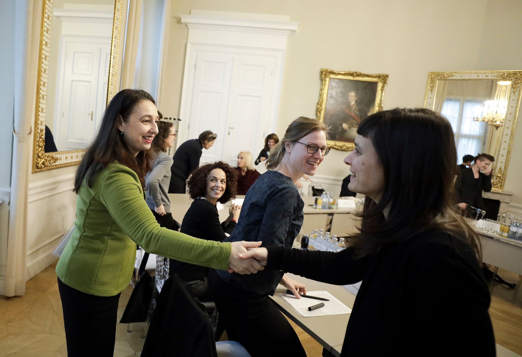Anl&auml;sslich des heutigen Internationalen Tages gegen Gewalt an Frauen und M&auml;dchen haben Bundeskanzlerin Brigitte Bierlein und Frauenministerin Ines Stilling Expertinnen aus NGOs und Wissenschaft im Bereich der Gewaltpr&auml;vention und des Opferschutzes zu einem Austausch ins Bundeskanzleramt eingeladen. Bei dem Zusammentreffen nahmen neben der Bundeskanzlerin und der Bundesministerin auch Justizminister Clemens Jabloner und Innenminister Wolfgang Peschorn teil.