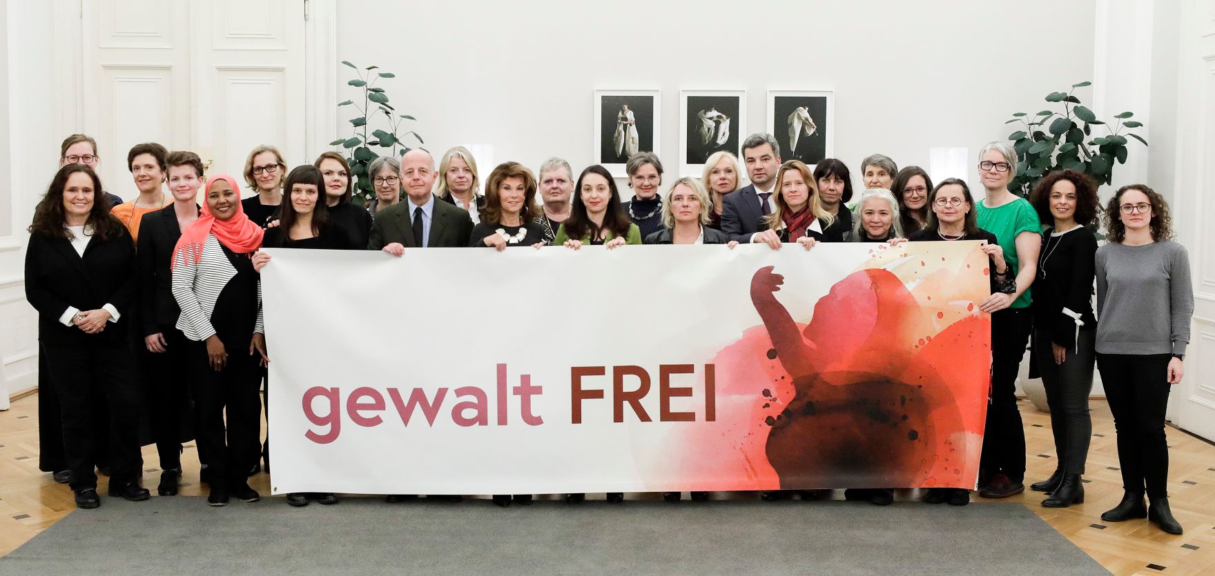Anl&auml;sslich des heutigen Internationalen Tages gegen Gewalt an Frauen und M&auml;dchen haben Bundeskanzlerin Brigitte Bierlein und Frauenministerin Ines Stilling Expertinnen aus NGOs und Wissenschaft im Bereich der Gewaltpr&auml;vention und des Opferschutzes zu einem Austausch ins Bundeskanzleramt eingeladen. Bei dem Zusammentreffen nahmen neben der Bundeskanzlerin und der Bundesministerin auch Justizminister Clemens Jabloner und Innenminister Wolfgang Peschorn teil.
