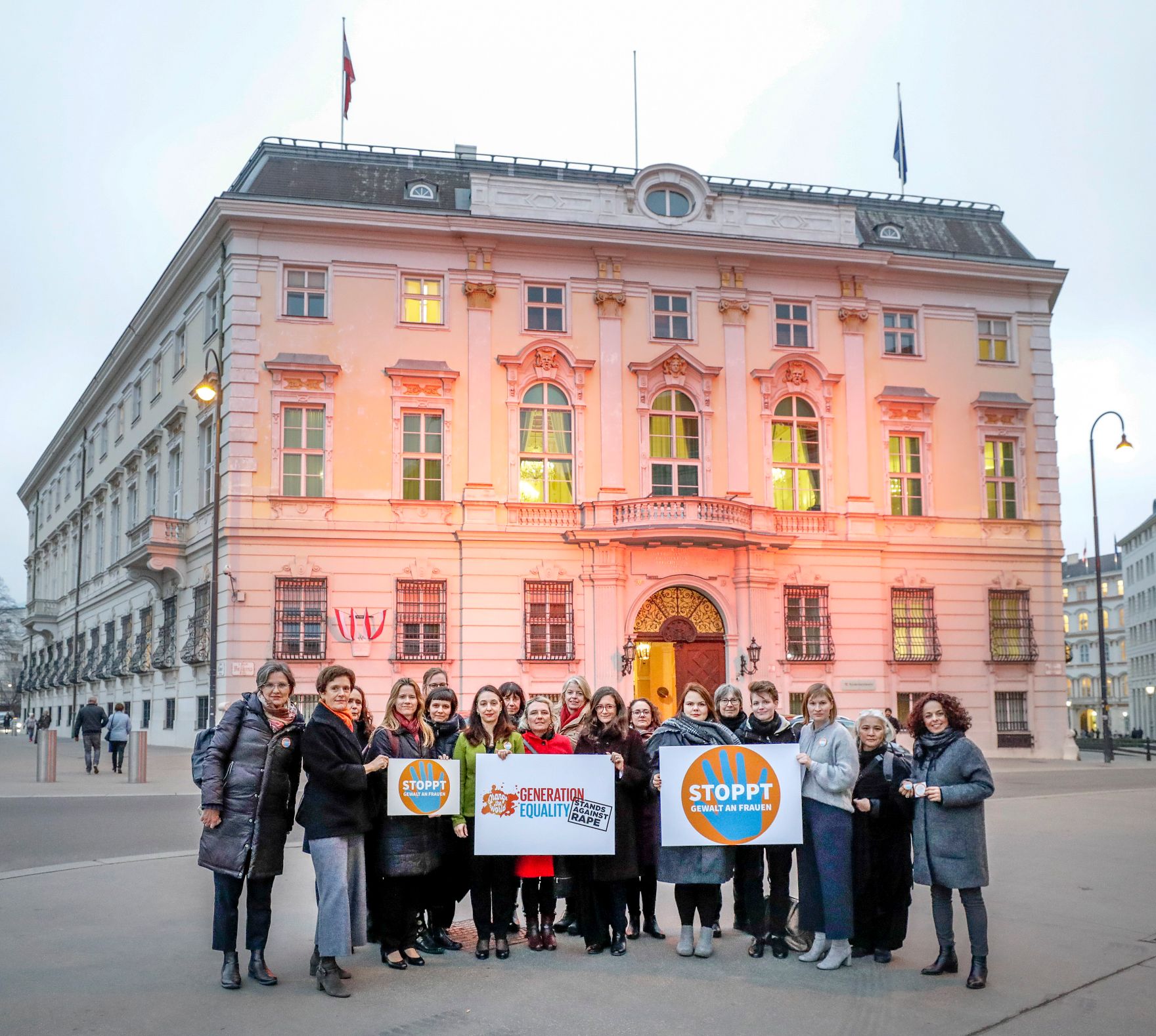 Anl&auml;sslich der weltweiten Aktion &bdquo;16 Tage gegen Gewalt an Frauen&ldquo; beteiligt sich das Bundeskanzleramt an der Kampagne &bdquo;Orange the World &ndash; 16 days of activism against gender-based violence&ldquo;. Diese Kampagne wird von UN Women &ndash; der Organisation der Vereinten Nationen f&uuml;r die Gleichstellung und Erm&auml;chtigung der Frauen &ndash; j&auml;hrlich w&auml;hrend der &bdquo;16 Tage gegen Gewalt an Frauen&ldquo; umgesetzt. Als Zeichen der Solidarit&auml;t mit Opfern von geschlechtsspezifischer Gewalt finden dabei weltweit Aktionen statt, um auf das Problem aufmerksam zu machen. Insbesondere erstrahlen dabei Geb&auml;ude in oranger Farbe als sichtbares Zeichen gegen Gewalt an Frauen. Die Bundesregierung unterst&uuml;tzt heuer diese Initiative mit der Beleuchtung des Bundeskanzleramtes.