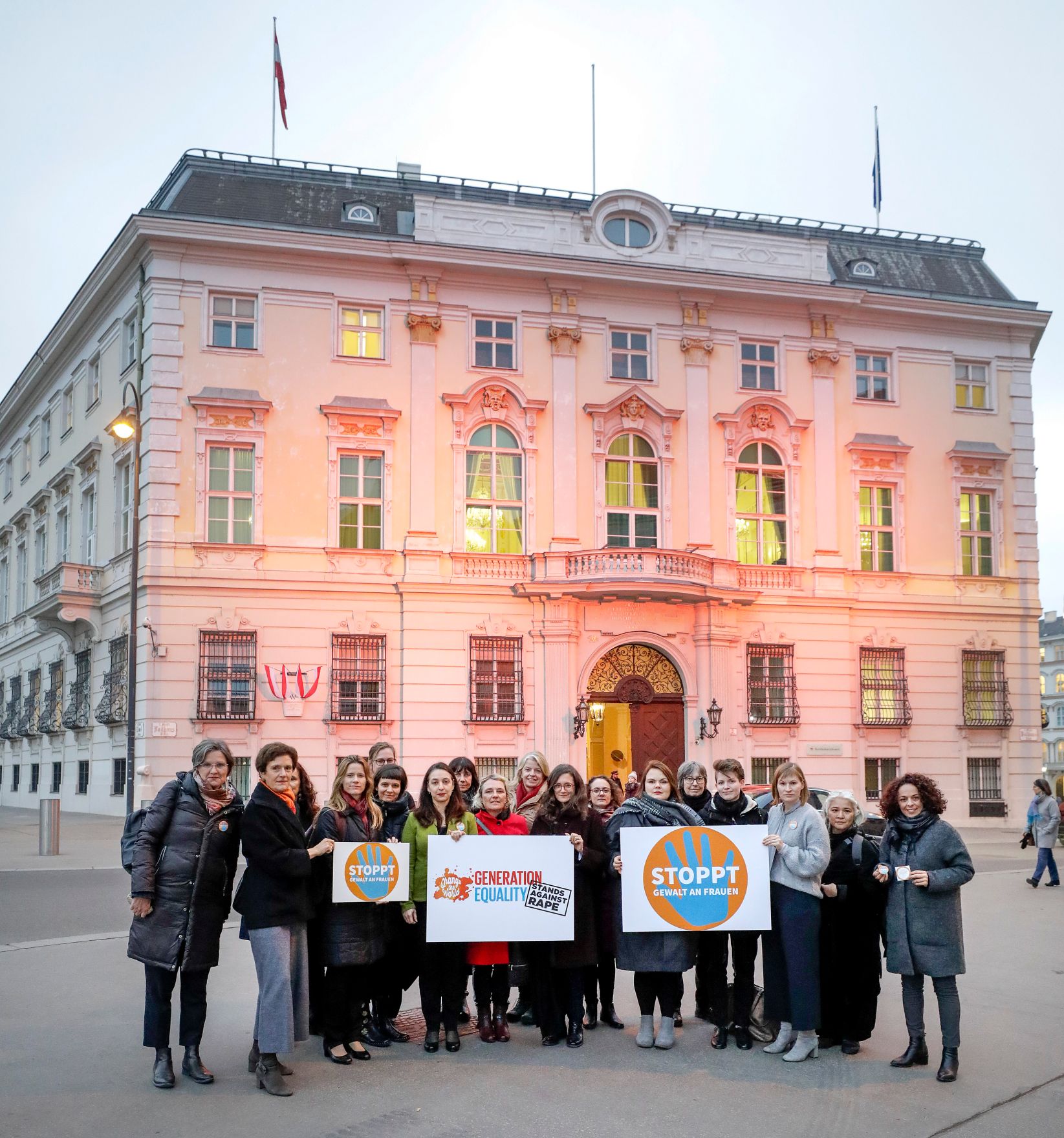 Anl&auml;sslich der weltweiten Aktion &bdquo;16 Tage gegen Gewalt an Frauen&ldquo; beteiligt sich das Bundeskanzleramt an der Kampagne &bdquo;Orange the World &ndash; 16 days of activism against gender-based violence&ldquo;. Diese Kampagne wird von UN Women &ndash; der Organisation der Vereinten Nationen f&uuml;r die Gleichstellung und Erm&auml;chtigung der Frauen &ndash; j&auml;hrlich w&auml;hrend der &bdquo;16 Tage gegen Gewalt an Frauen&ldquo; umgesetzt. Als Zeichen der Solidarit&auml;t mit Opfern von geschlechtsspezifischer Gewalt finden dabei weltweit Aktionen statt, um auf das Problem aufmerksam zu machen. Insbesondere erstrahlen dabei Geb&auml;ude in oranger Farbe als sichtbares Zeichen gegen Gewalt an Frauen. Die Bundesregierung unterst&uuml;tzt heuer diese Initiative mit der Beleuchtung des Bundeskanzleramtes.